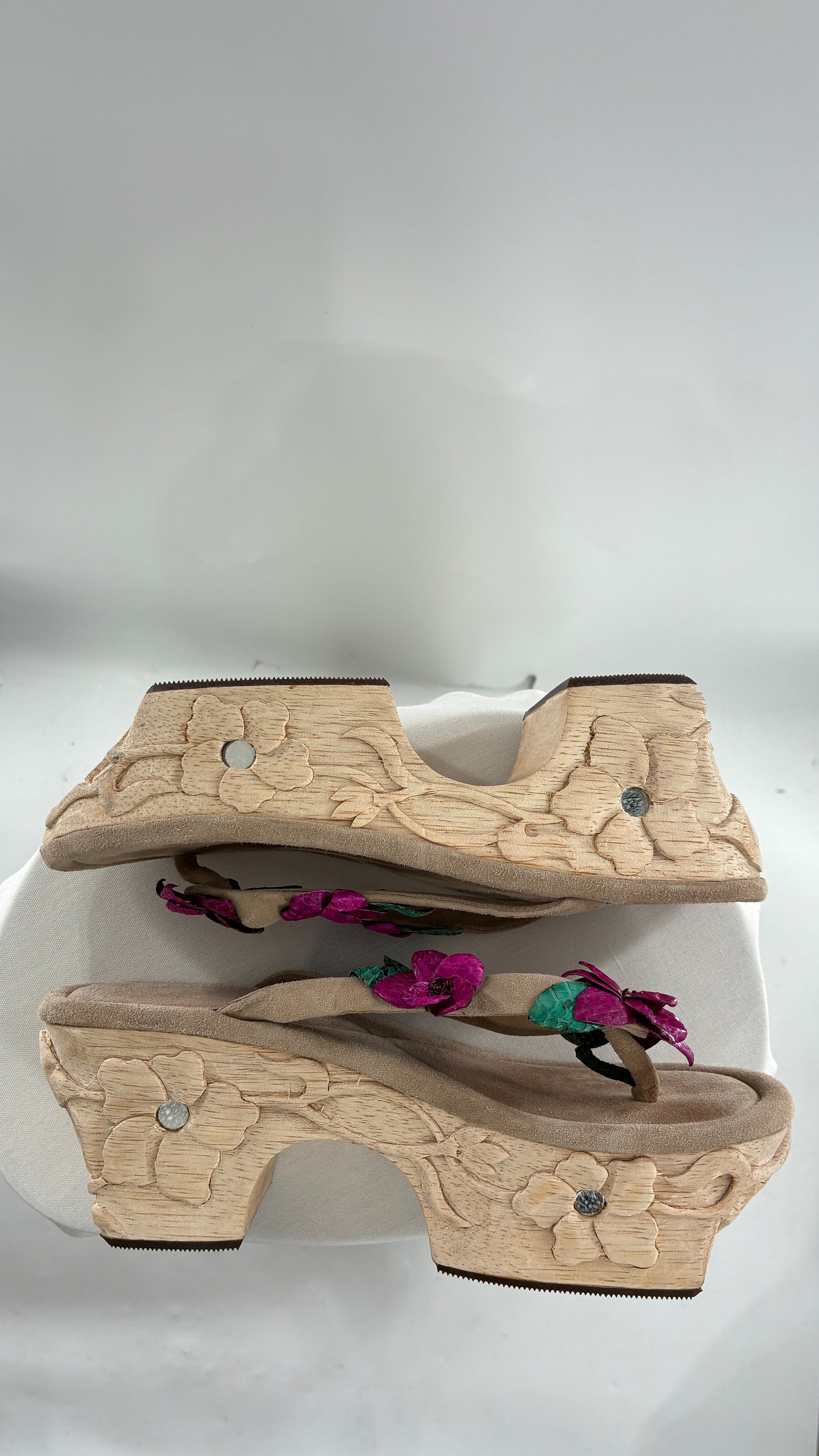 RARE Vintage VALERIA LACERDA Wooden Platform Sandal with Engraved Florals, Fuchsia Flowers and Mirror Details (7)