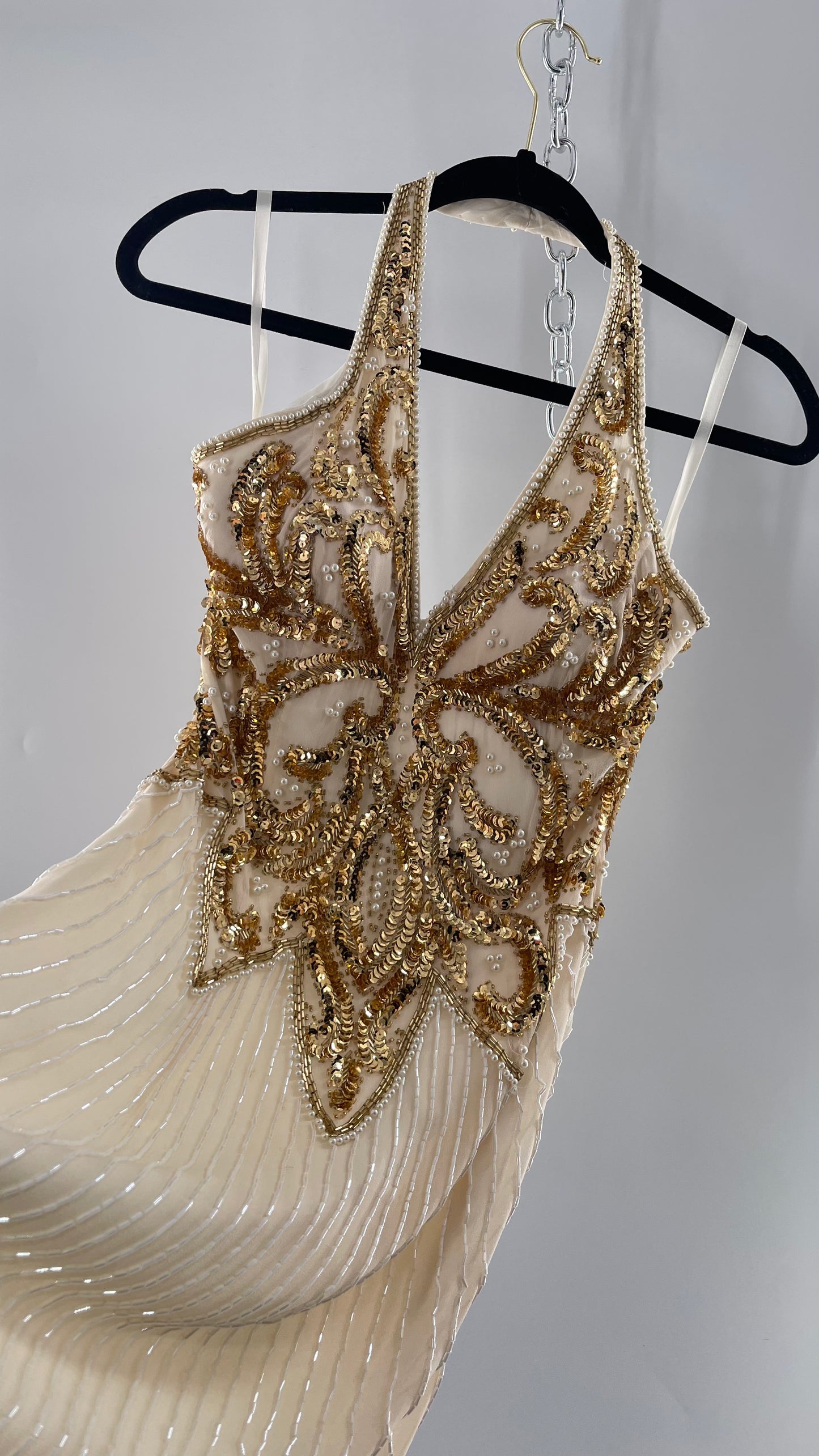 Cache Beaded Old Hollywood Glam White Beaded BodyCon Mini Dress with Halter Neckline and Bedazzled Gold Sequin Bust (4)