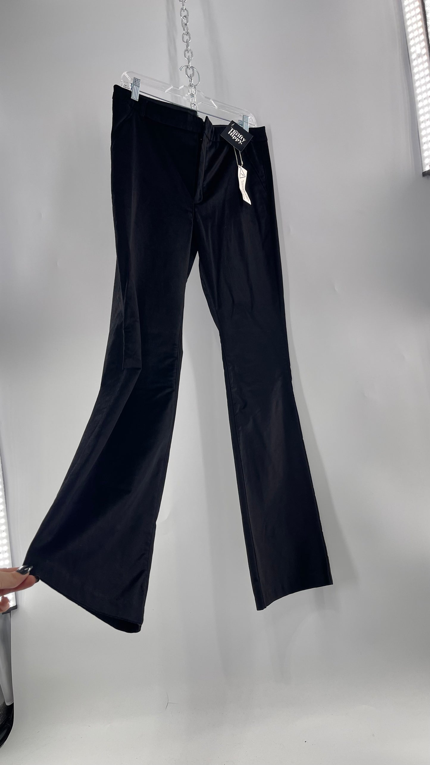 BLANK NYC Black Velvet Kick Flares (31) tá