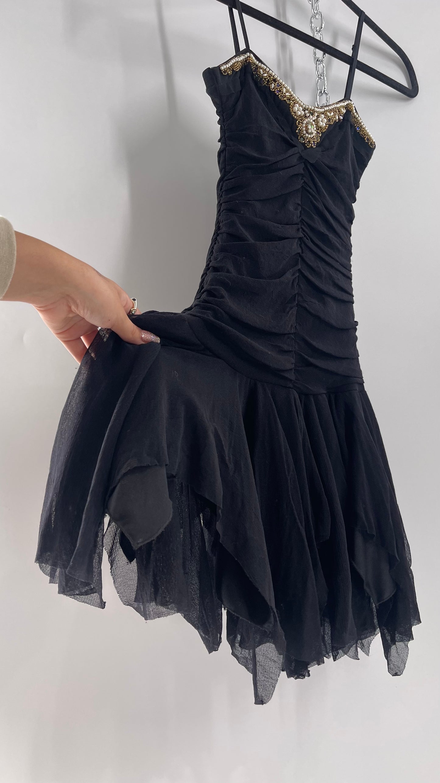 Um Deix Trois - Saks Fifth Avenue - Vintage - Black Sleeveless Dress Ruched Bodice With Beaded Neckline ( Size 14 )