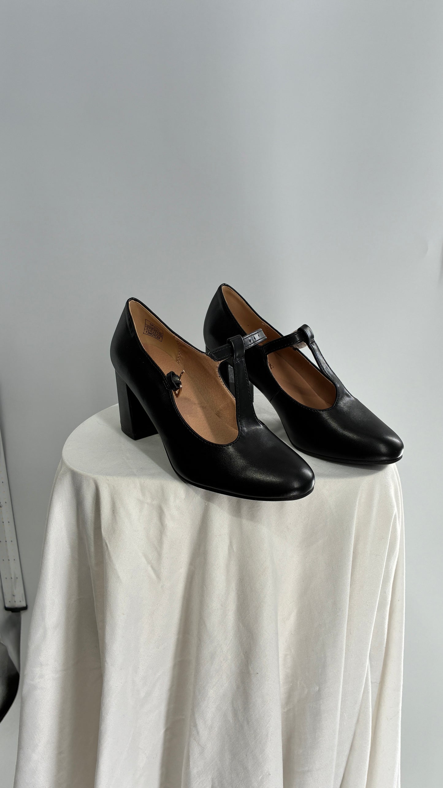 Deadstock Vintage DREAM PAIRS Black Leather Mary Jane Style T Strap Heel (6)