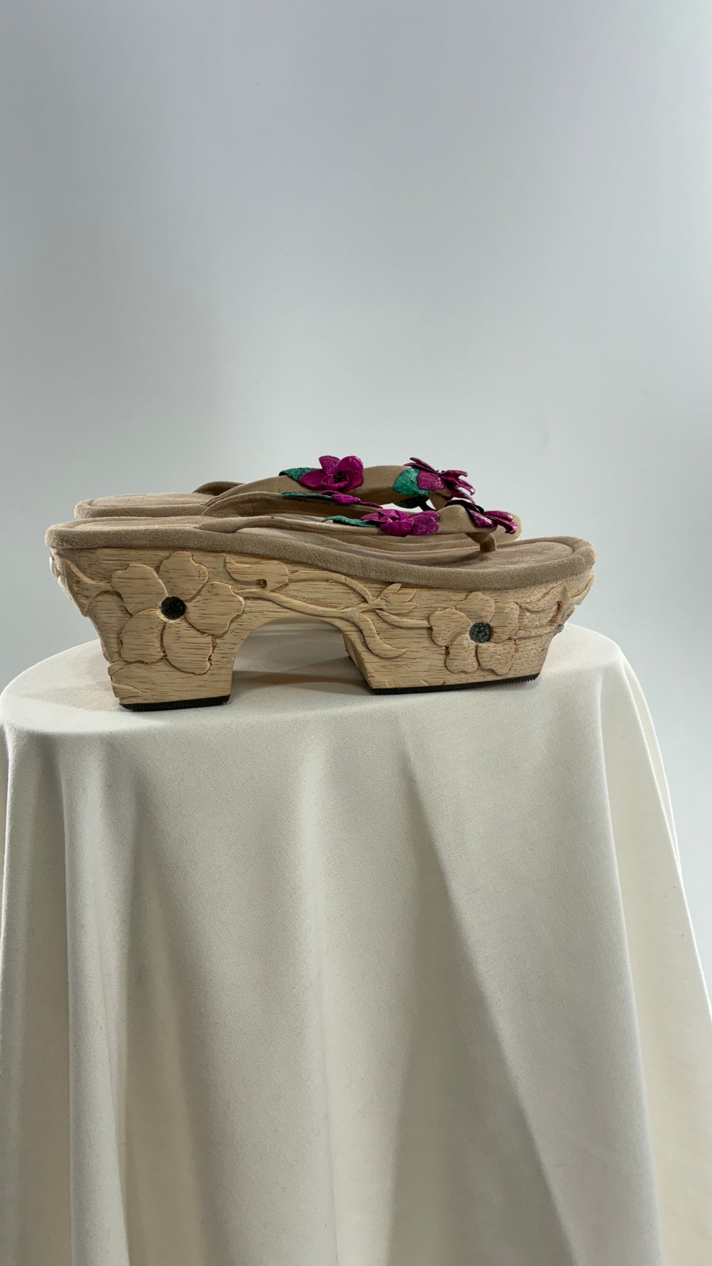 RARE Vintage VALERIA LACERDA Wooden Platform Sandal with Engraved Florals, Fuchsia Flowers and Mirror Details (7)