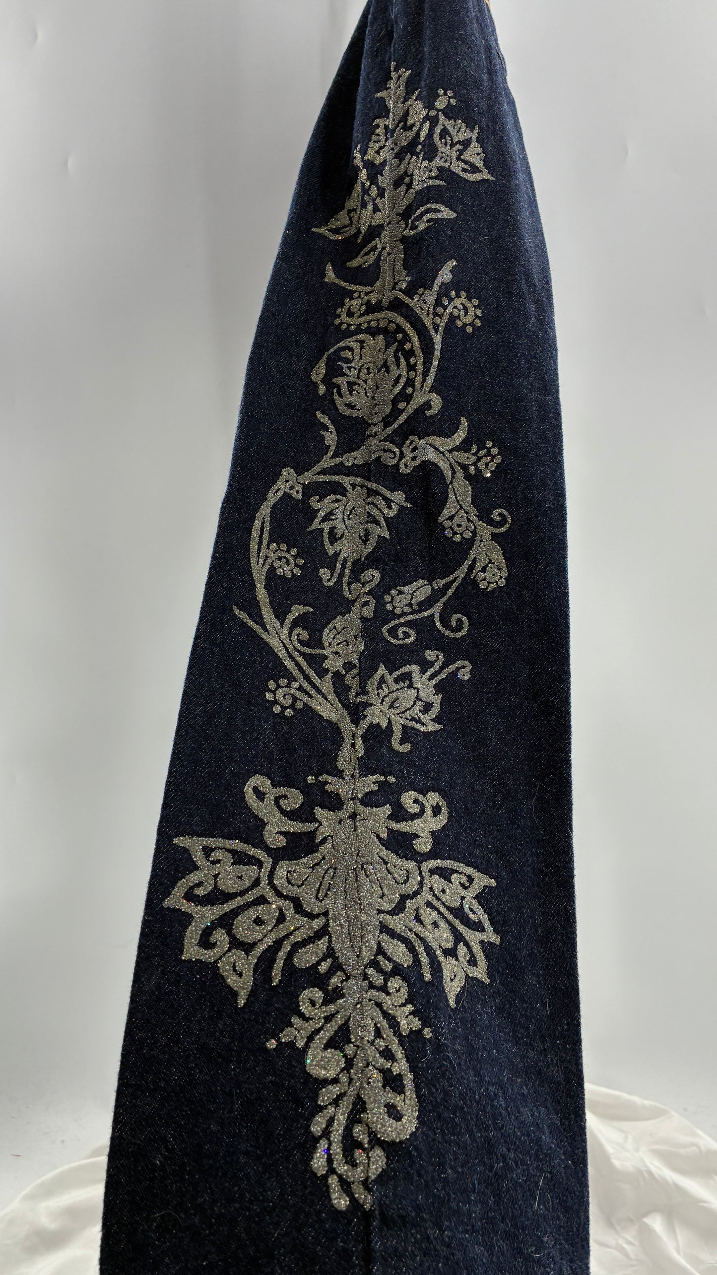 Vintage EXPRESS JEANS Dark Wash with Iridescent, Embellished, Textured Design Running Down Pant Leg (3/4)