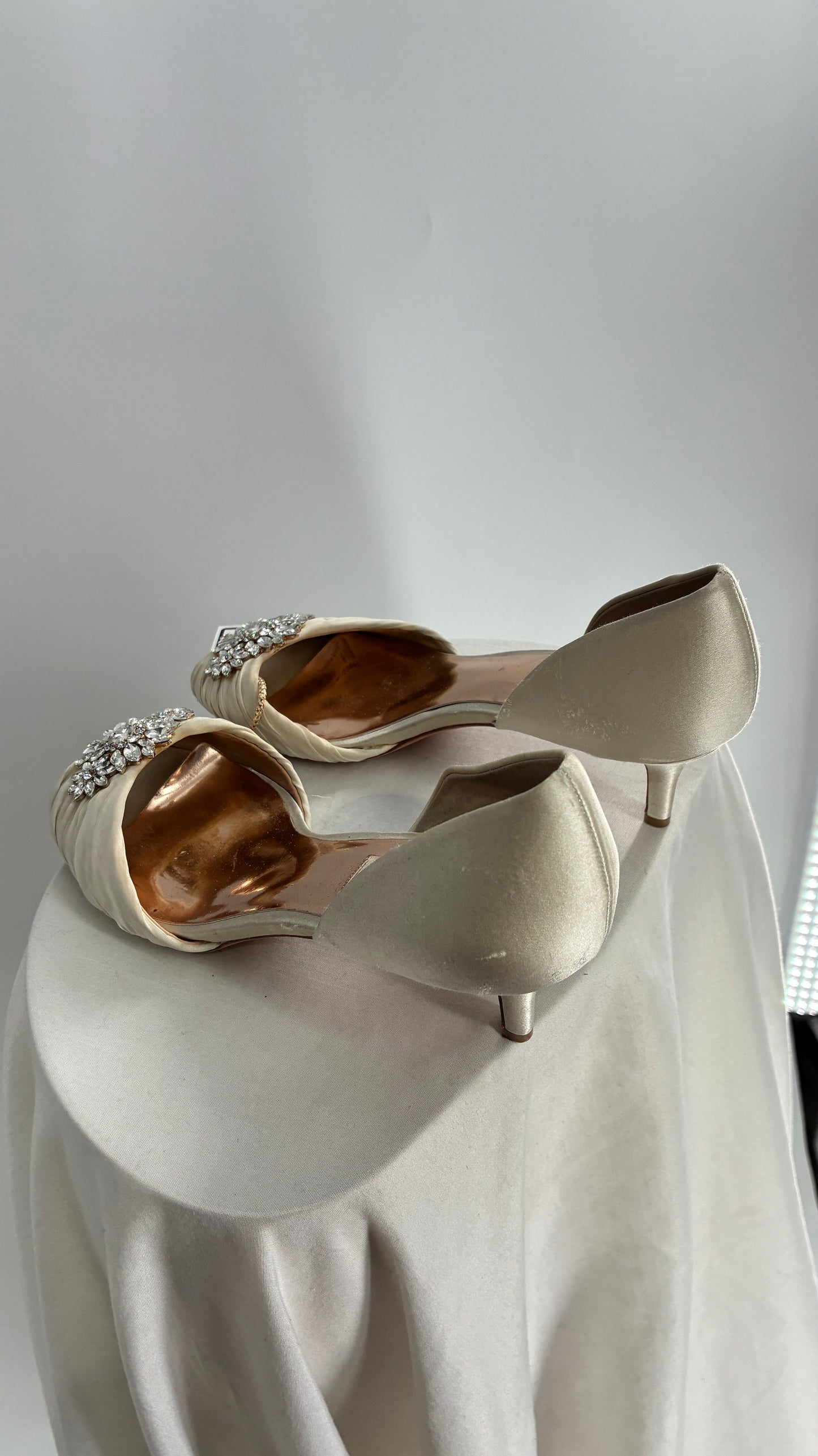 Badgley Mischka Ivory Satin Peep Toe Kitten Heel with Crystal Broche (8)