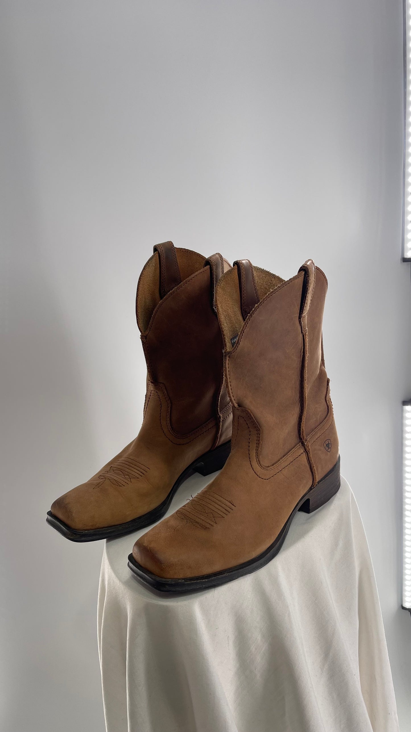 ARIAT Light Brown Square Toe Thick Leather Cowboy Boots (9.5)