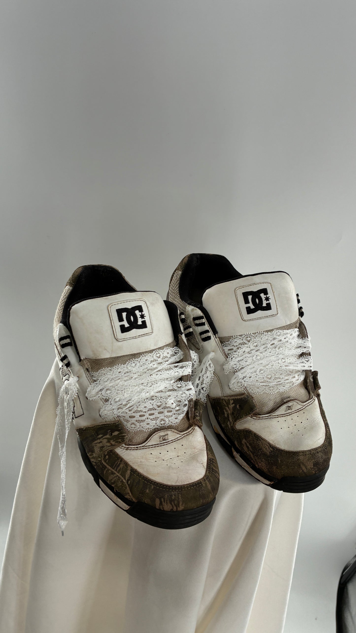 Vintage DC Distressed Camo Men’s Sneakers with Lace Trim Laces (12)