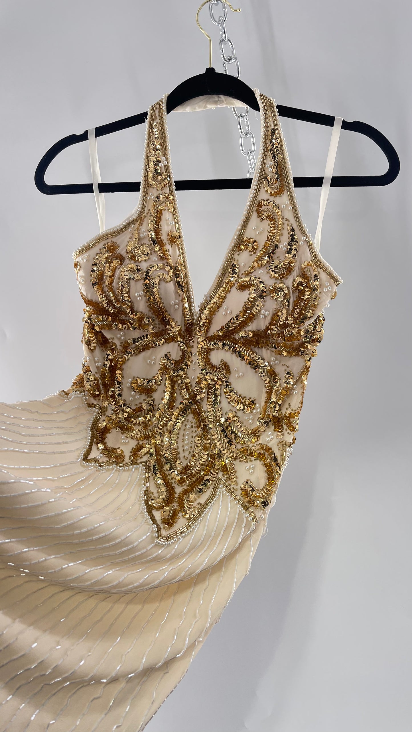 Cache Beaded Old Hollywood Glam White Beaded BodyCon Mini Dress with Halter Neckline and Bedazzled Gold Sequin Bust (4)