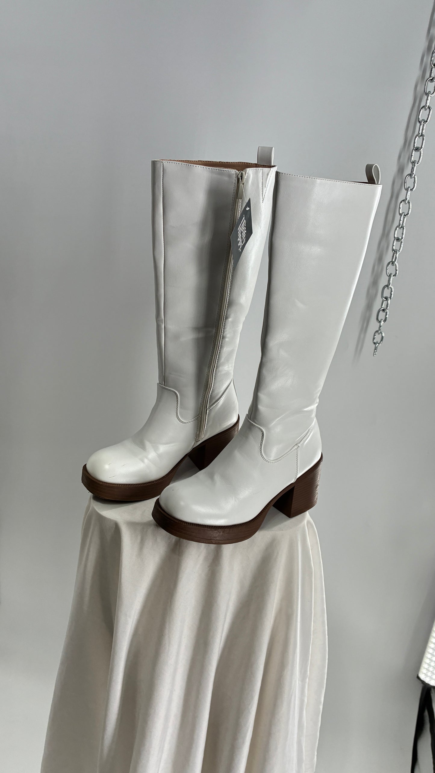 Vintage TOP MODA White Knee High GoGo Boots with Chunky Heel (7.5)