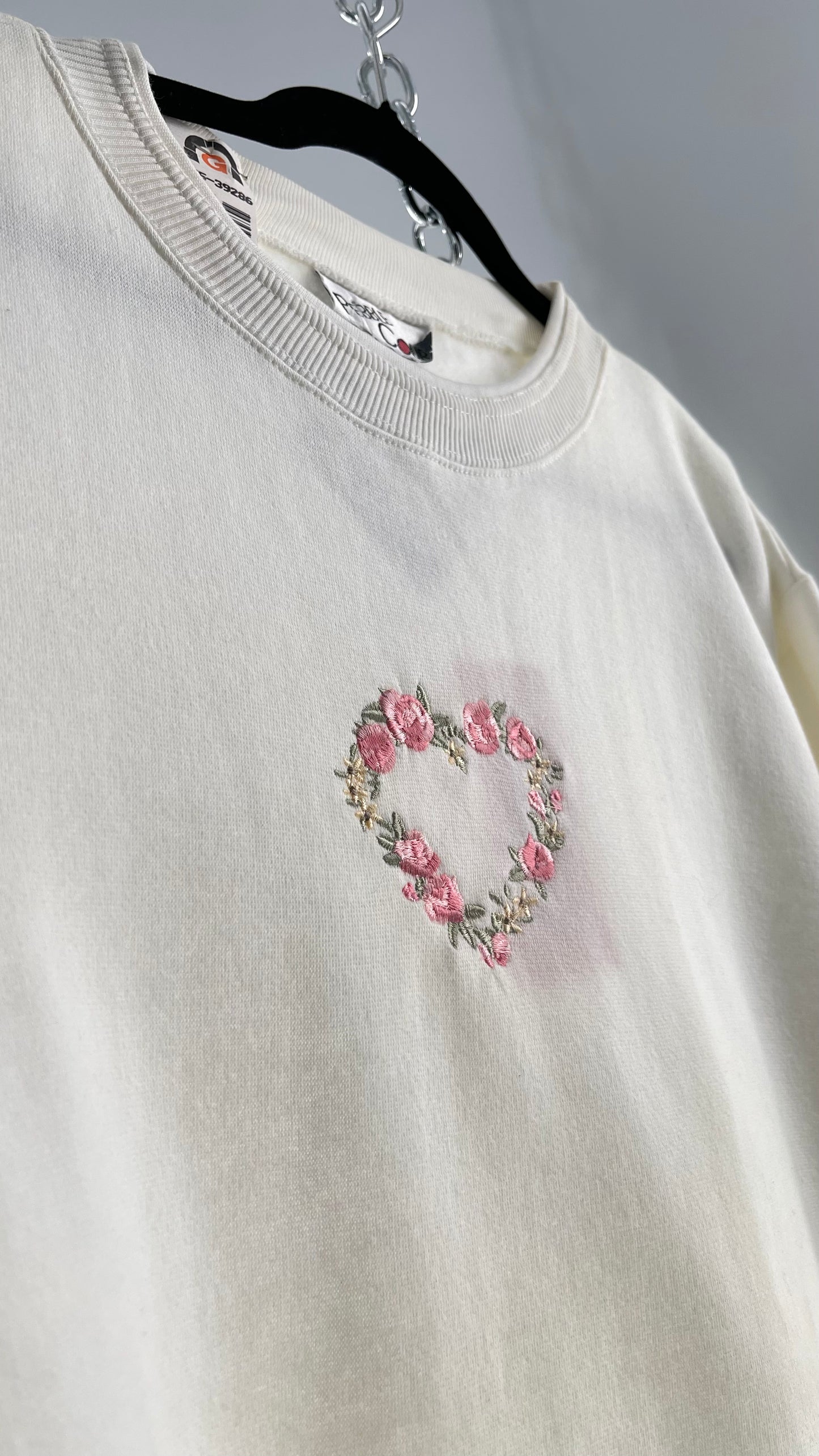 Deadstock 1990s Vintage Pebble Court Pink Rose Embroidered Heart Ivory Crewneck (Large)