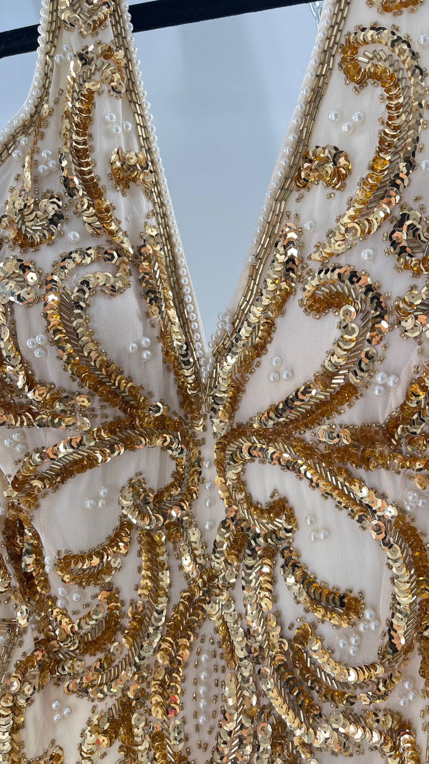 Cache Beaded Old Hollywood Glam White Beaded BodyCon Mini Dress with Halter Neckline and Bedazzled Gold Sequin Bust (4)