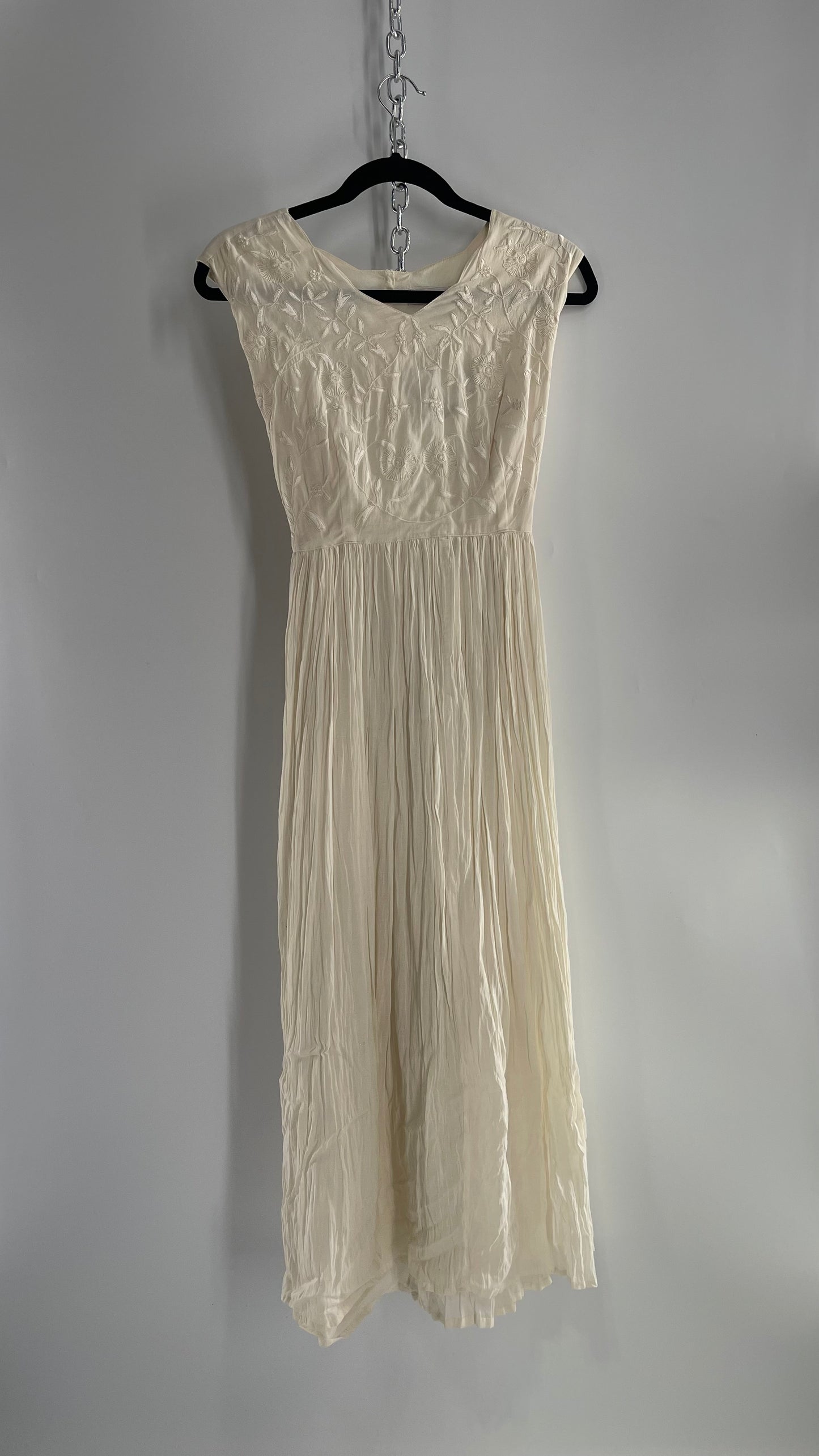 Vintage Made in India 1960s/1970s 95% Cotton Off White Karavan Gown with Crimped Body and Embroidered Bust (Large)