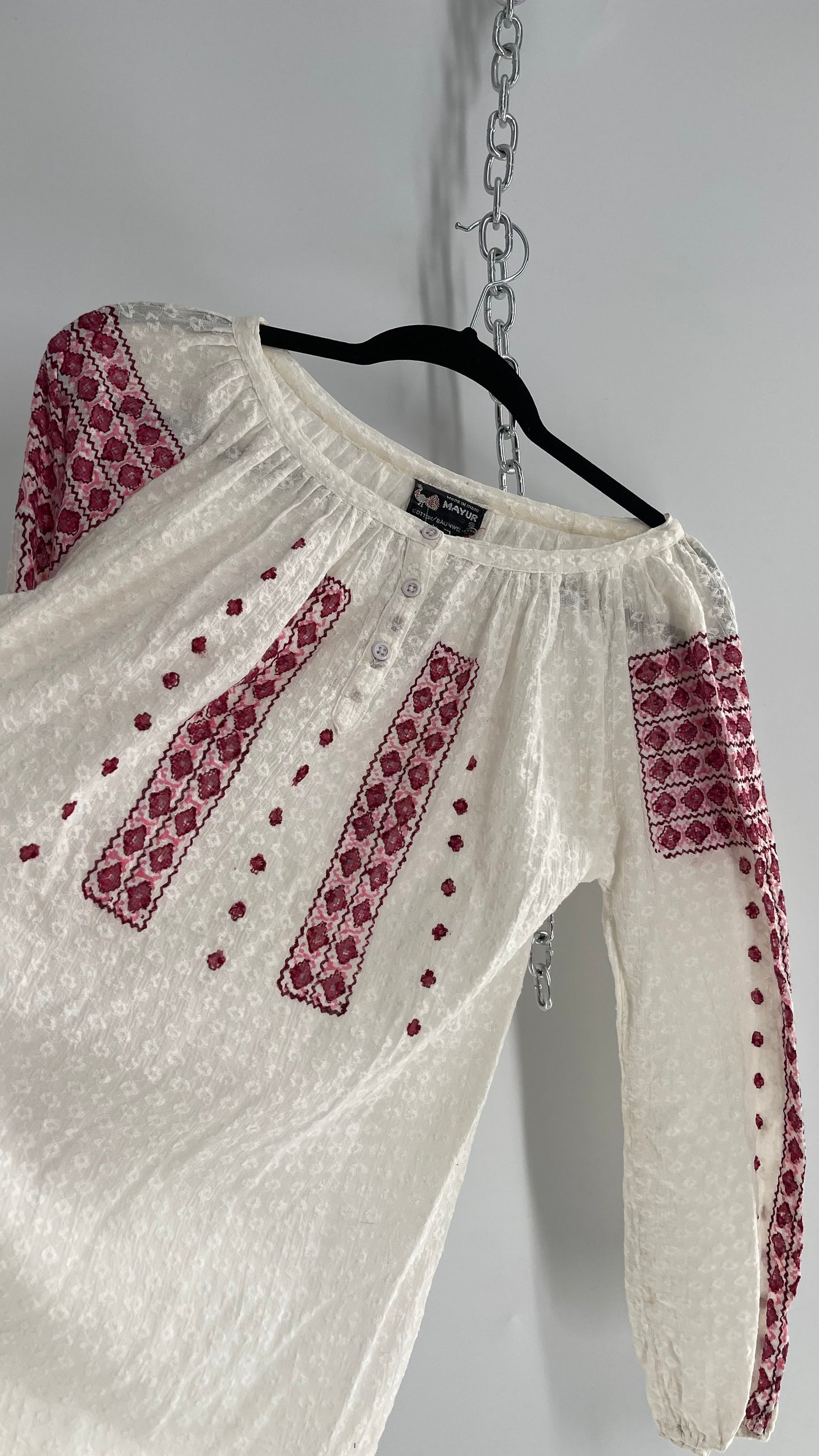 Vintage 1970s Made in India Cotton /Baumwolle Blouse with Fuchsia Embroidered Sleeves and Bust (Medium)