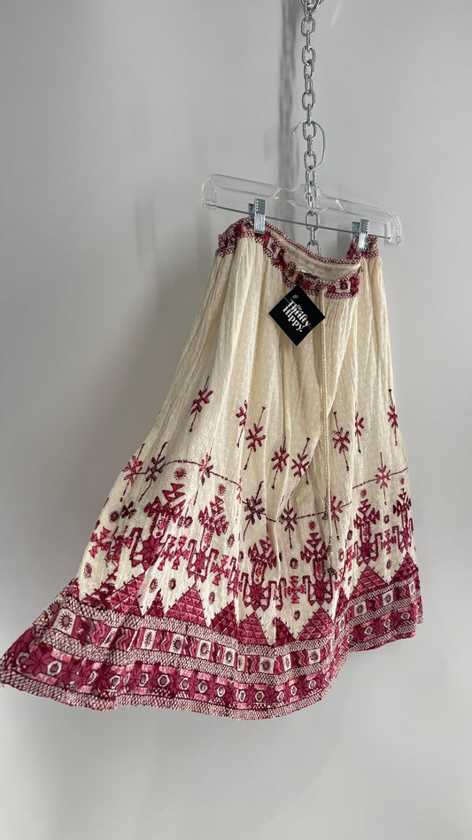 Vintage 1970s Peacock Off White Embroidered Skirt with Pink/Fuchsia Detailing (Small)