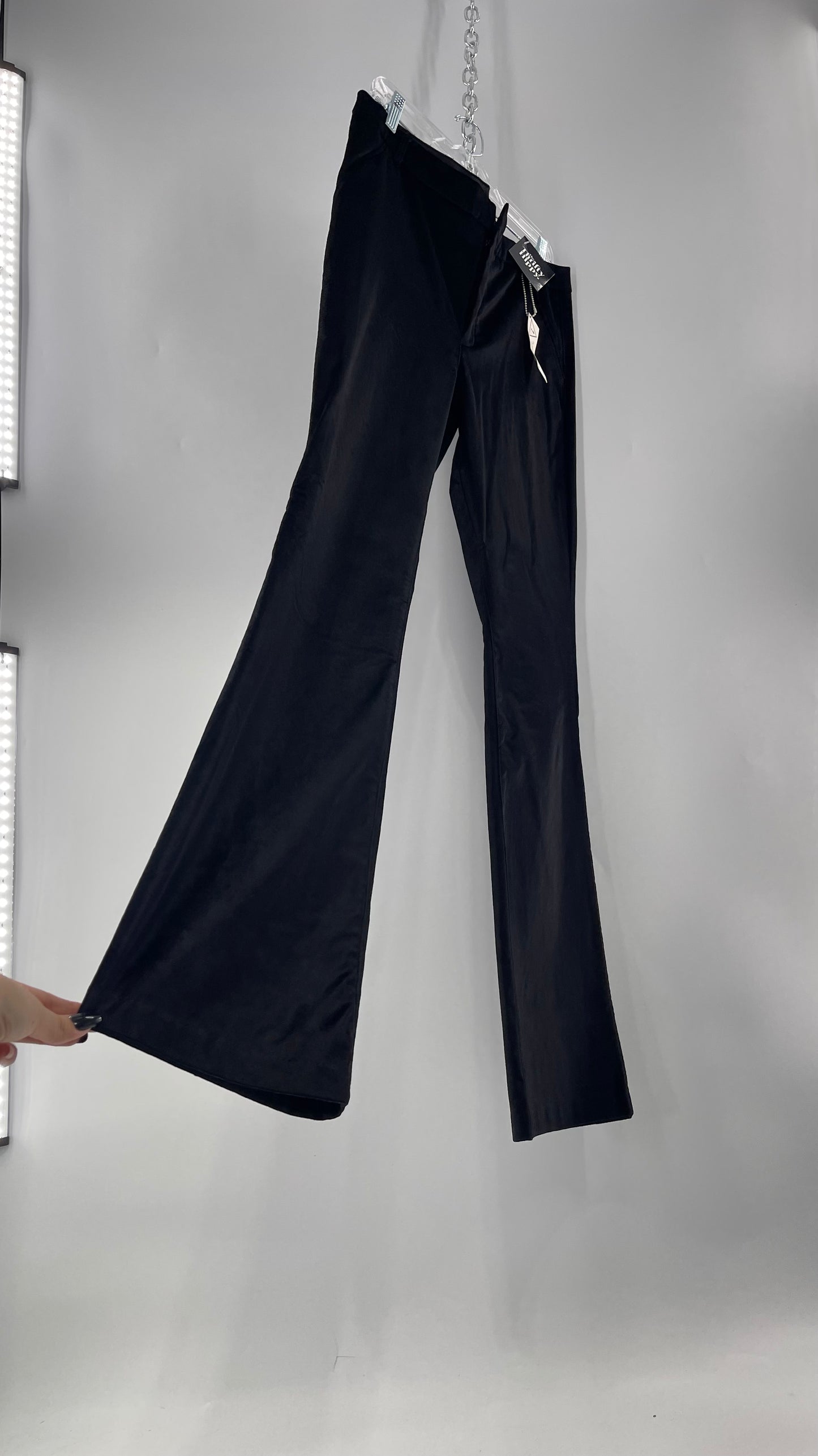 BLANK NYC Black Velvet Kick Flares (31) tá