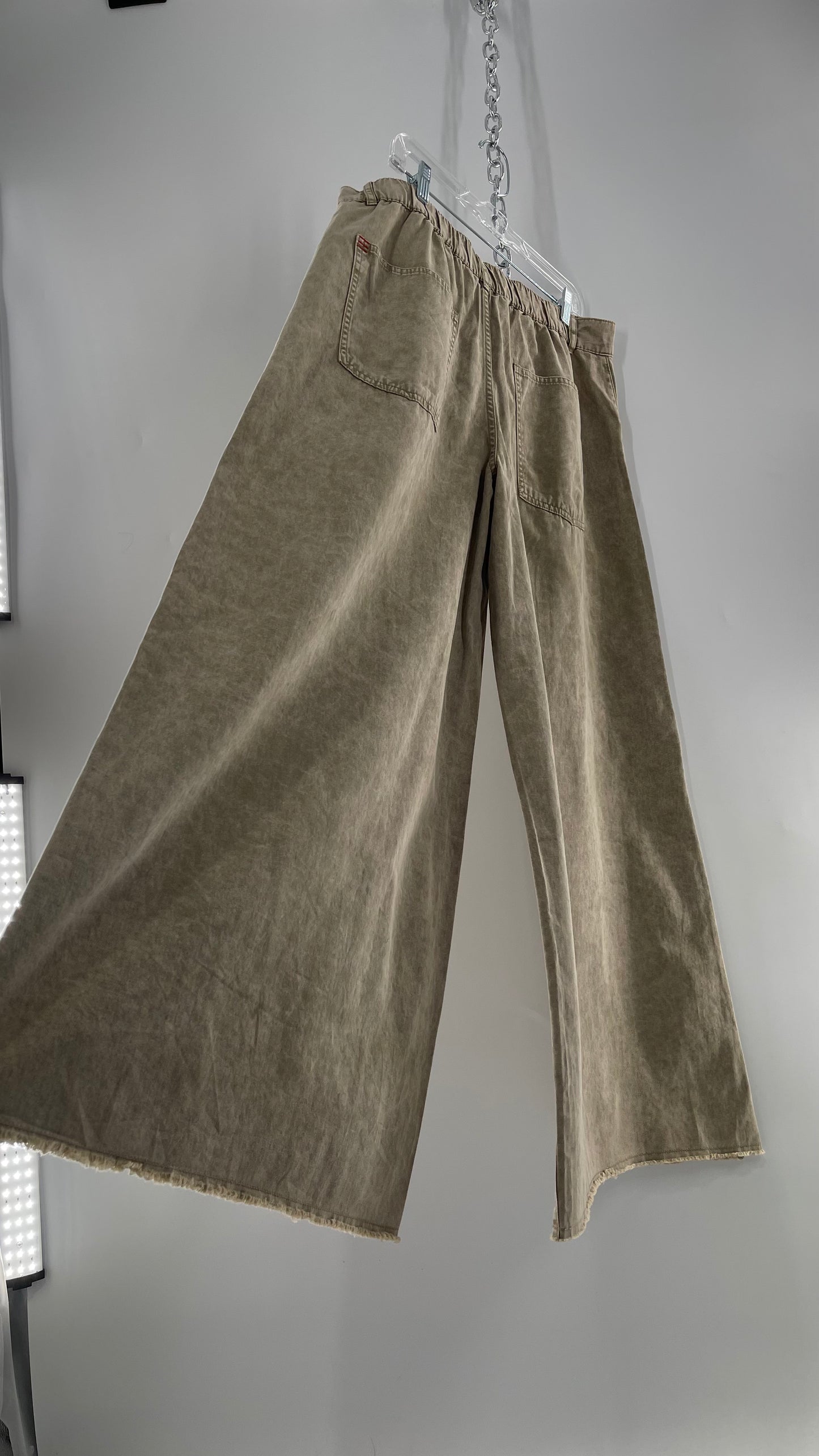 BDG Tan Ultra Wide Leg Acid Wash Jeans with Raw Edge Hem (32)