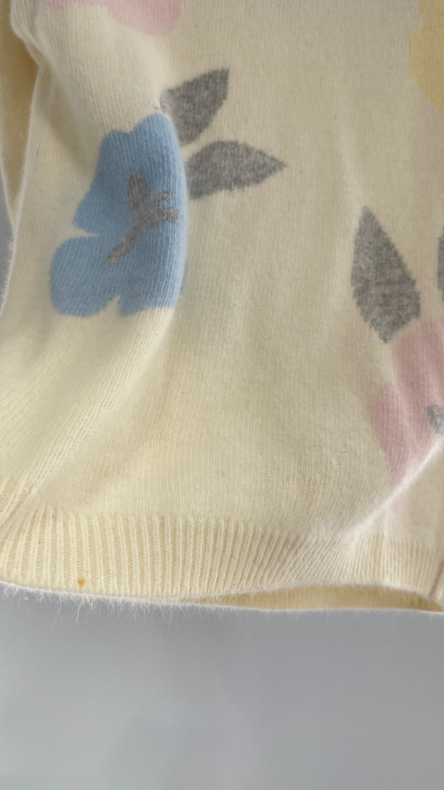 Vintage Liz Claiborne Off White Floral Turtle Neck 60% Lambs Wool and 20% Angora Rabbit Hair (Small)