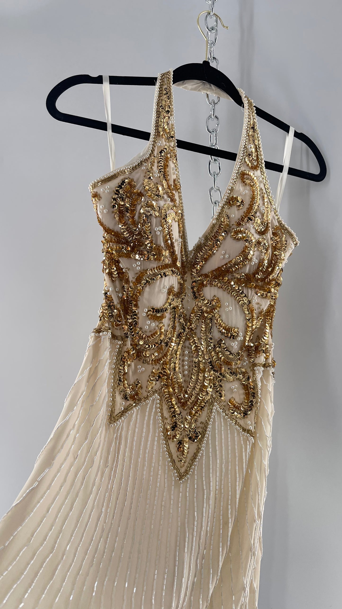 Cache Beaded Old Hollywood Glam White Beaded BodyCon Mini Dress with Halter Neckline and Bedazzled Gold Sequin Bust (4)