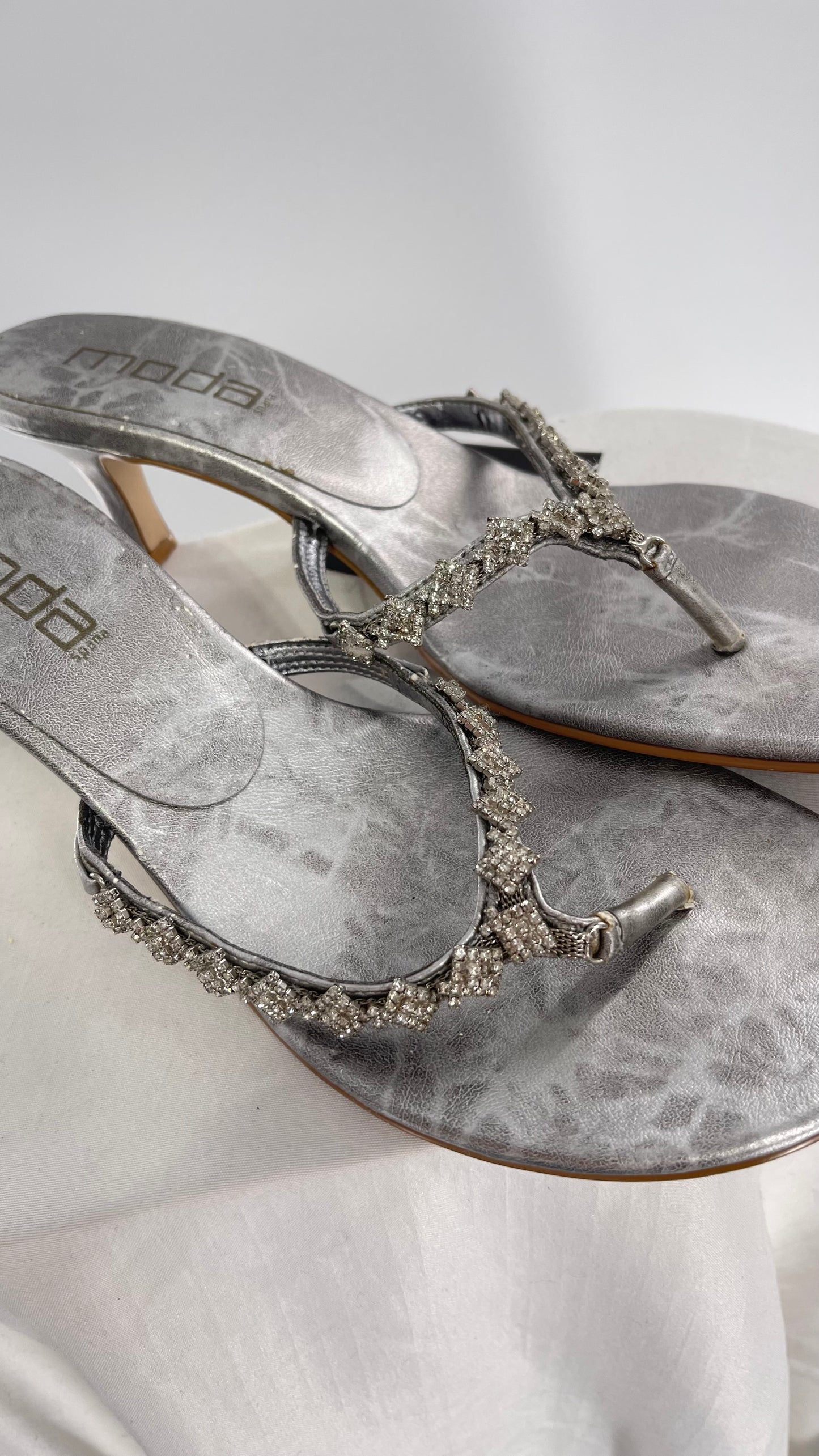 Vintage MODASPANA Silver Metallic Kitten Heel Thong Sandal with Rhinestone Embellishments (8.5)