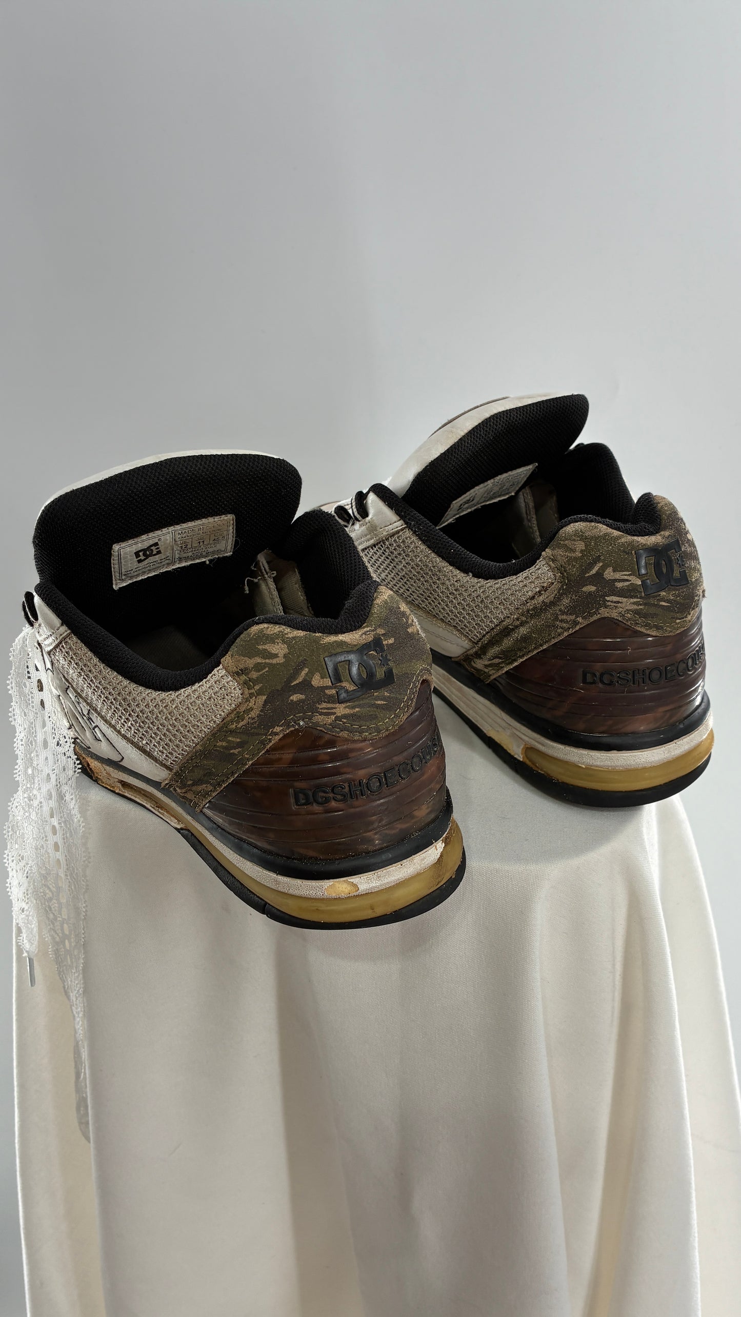 Vintage DC Distressed Camo Men’s Sneakers with Lace Trim Laces (12)
