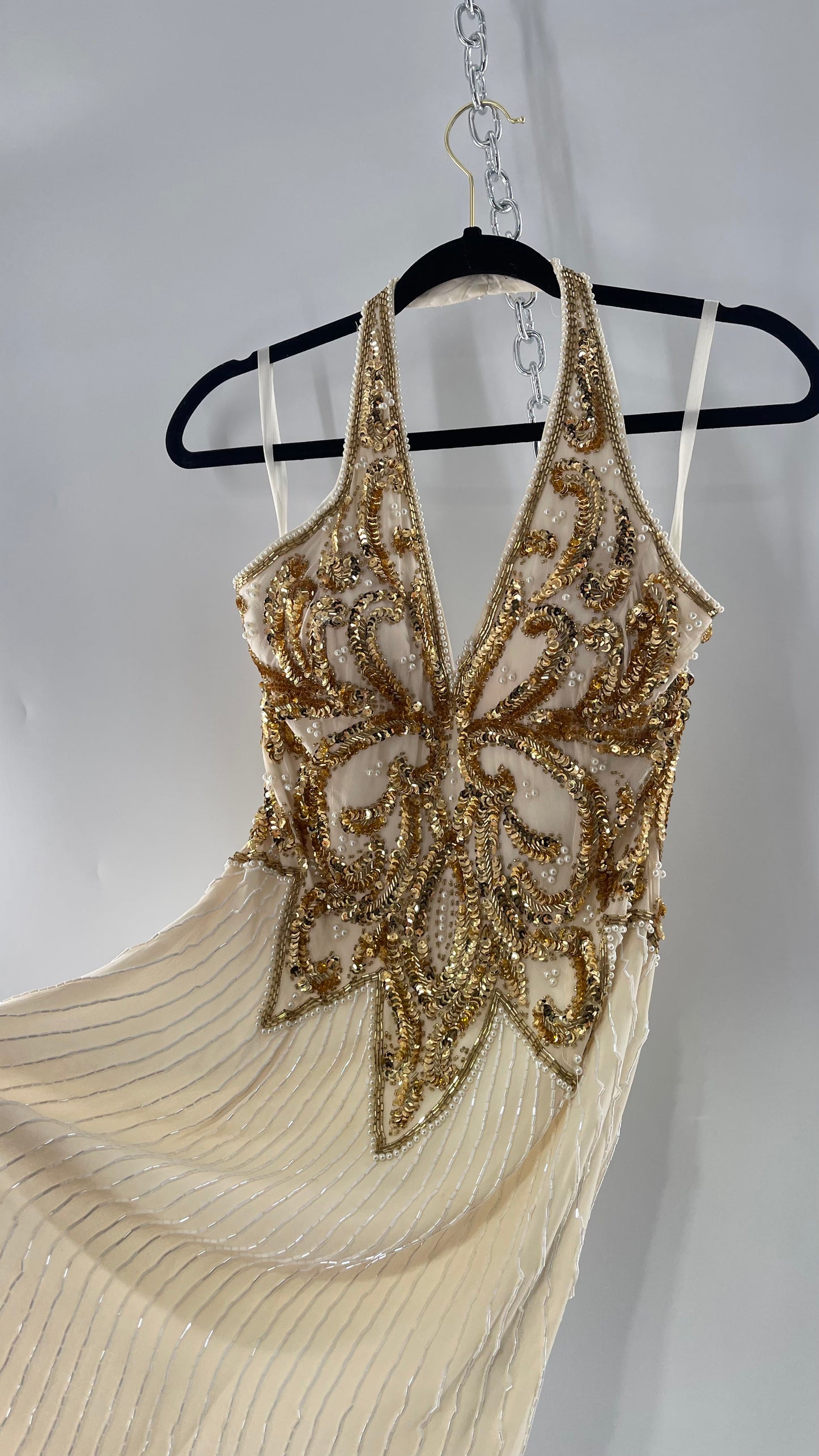 Cache Beaded Old Hollywood Glam White Beaded BodyCon Mini Dress with Halter Neckline and Bedazzled Gold Sequin Bust (4)