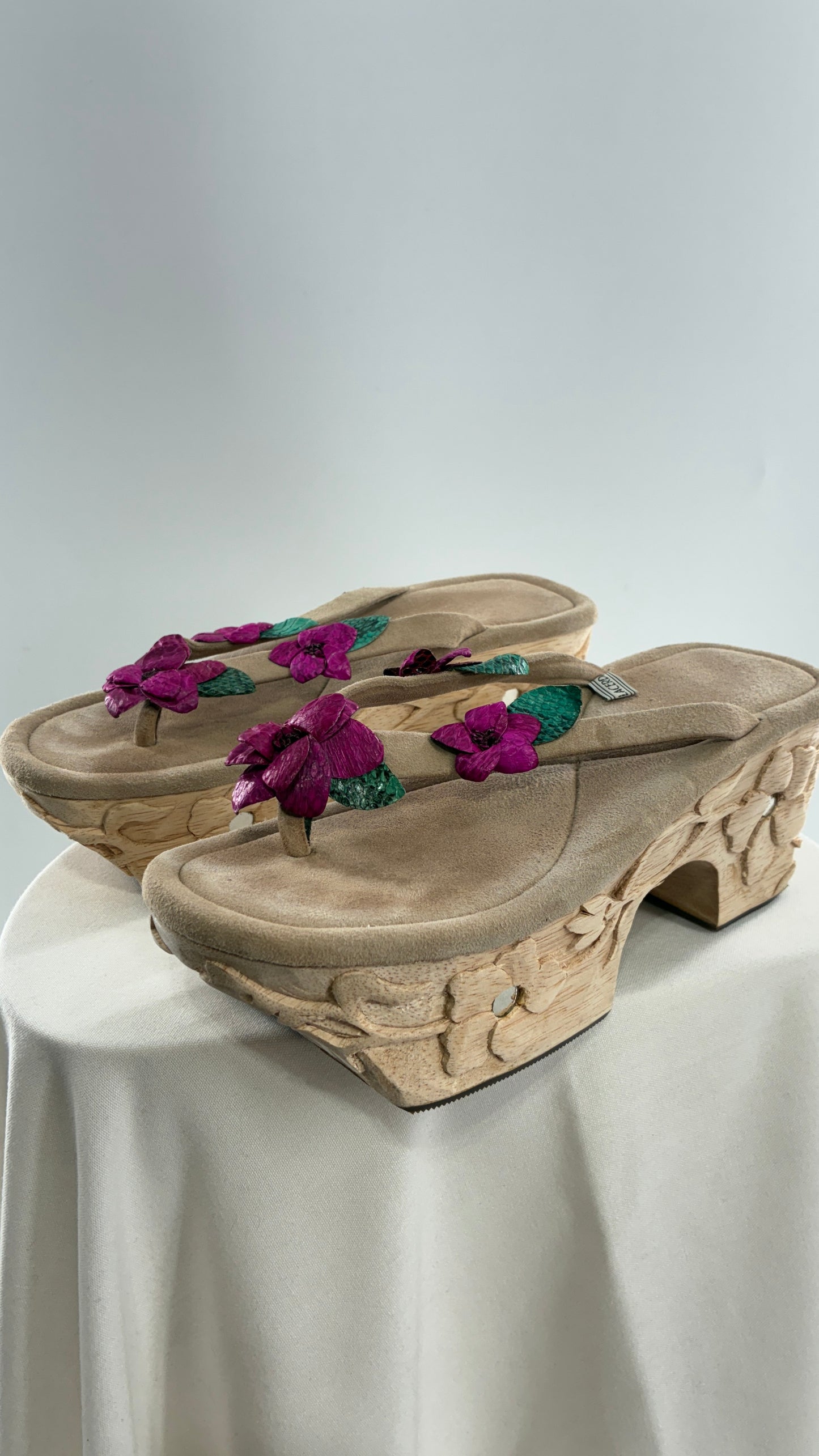 RARE Vintage VALERIA LACERDA Wooden Platform Sandal with Engraved Florals, Fuchsia Flowers and Mirror Details (7)