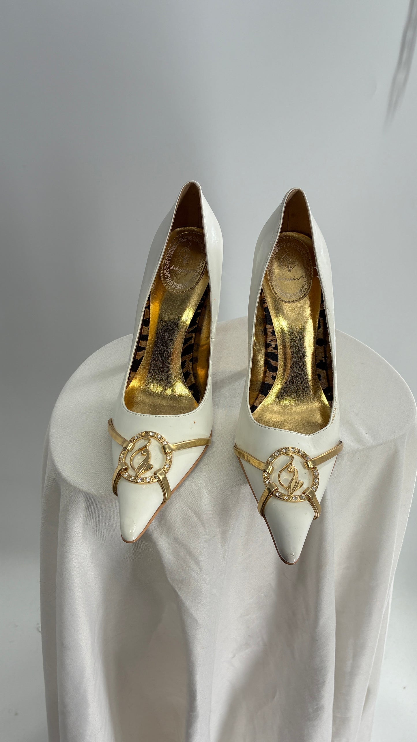 Vintage BABY PHAT White Pointed Toe Heel with Logo Buckle, and Gold Cat Engraved Heel (7.5)