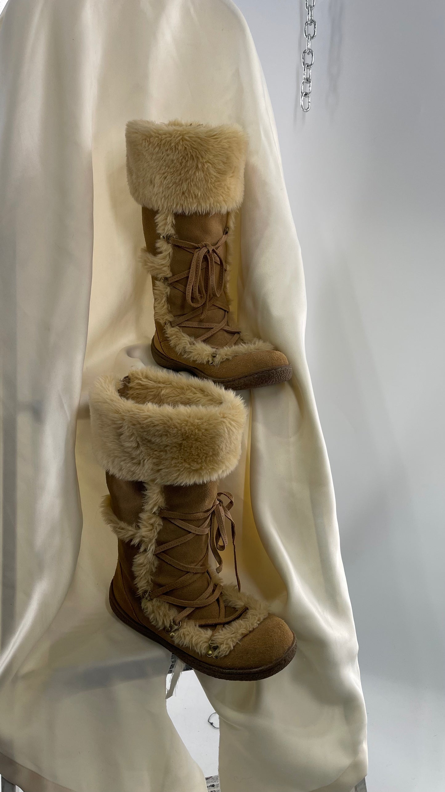 Vintage GAP Tan Suede Leather Eskimo Tie Up Boot with Faux Fur Trim Piping (5)