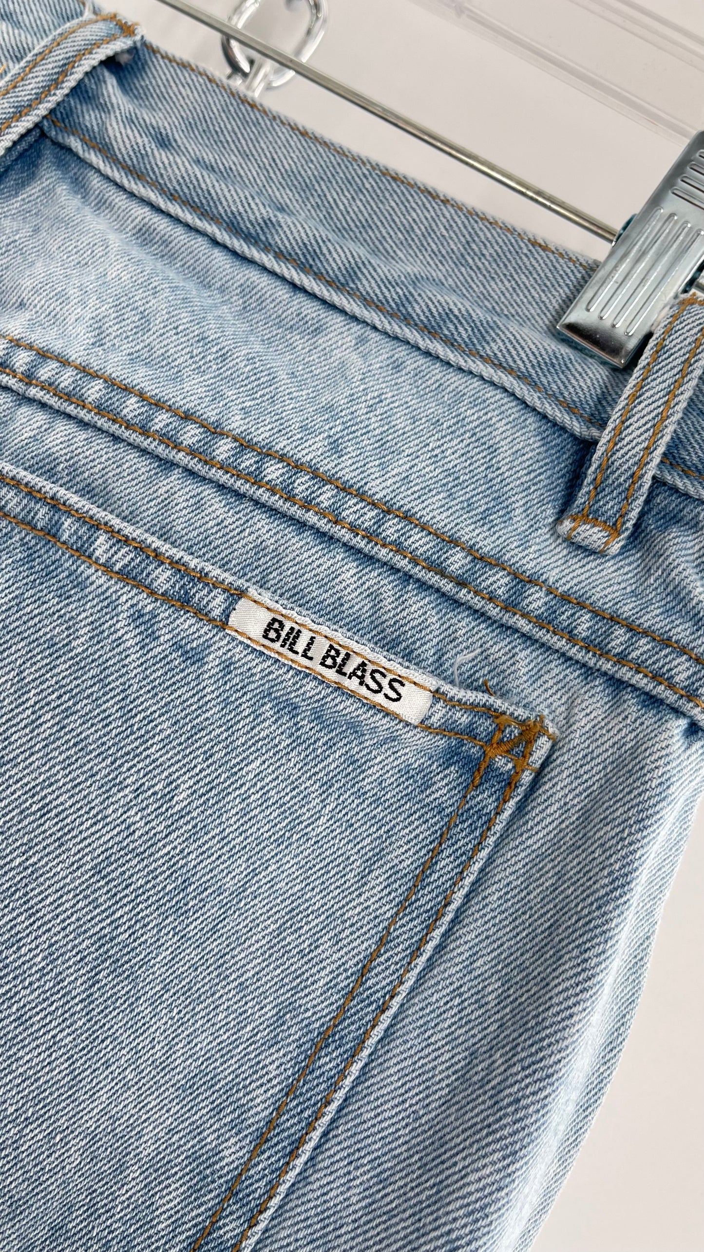 Vintage BILL BLASS Light Wash Ultra High Rise Mom Jean (12)