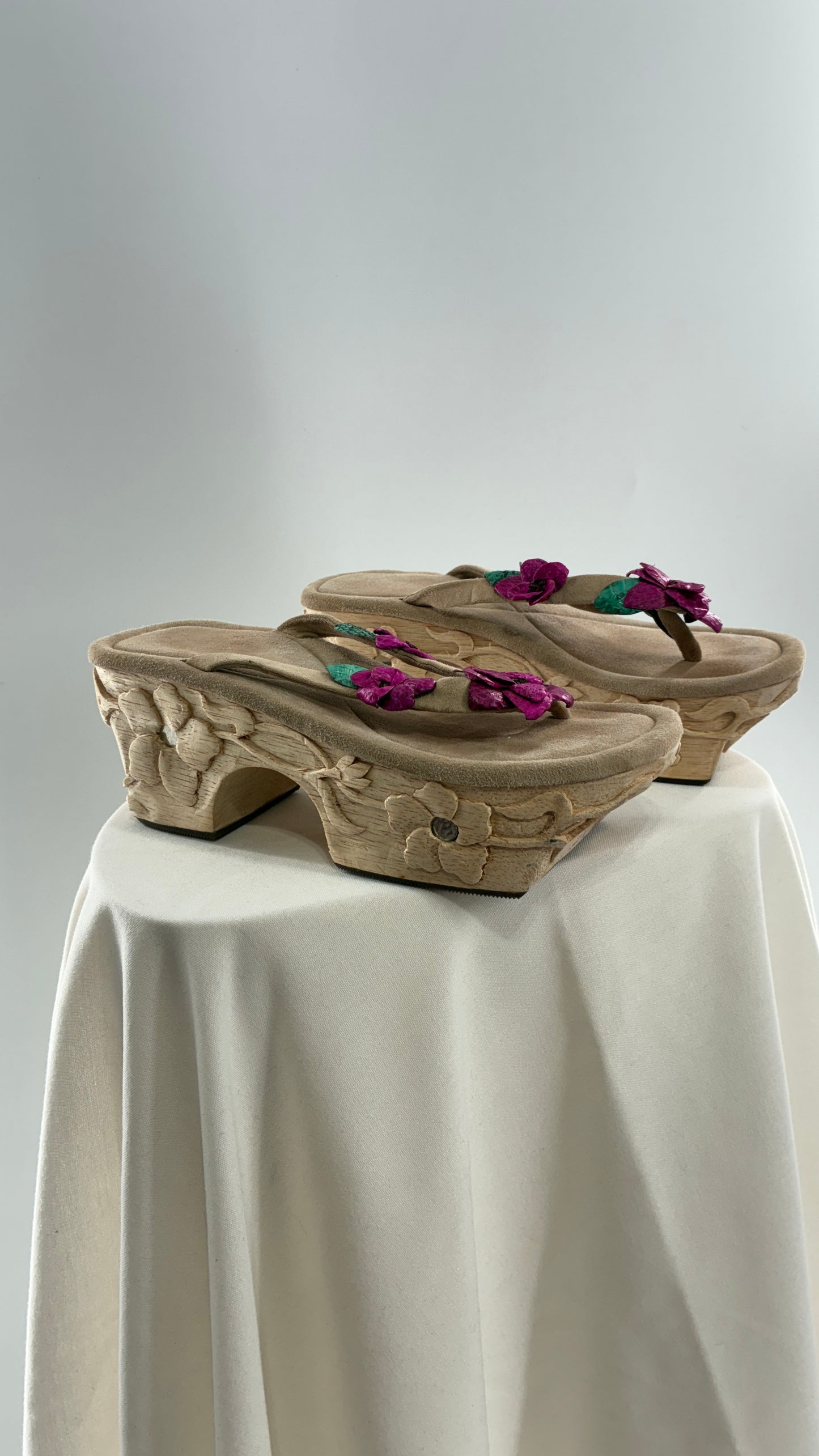 RARE Vintage VALERIA LACERDA Wooden Platform Sandal with Engraved Florals, Fuchsia Flowers and Mirror Details (7)