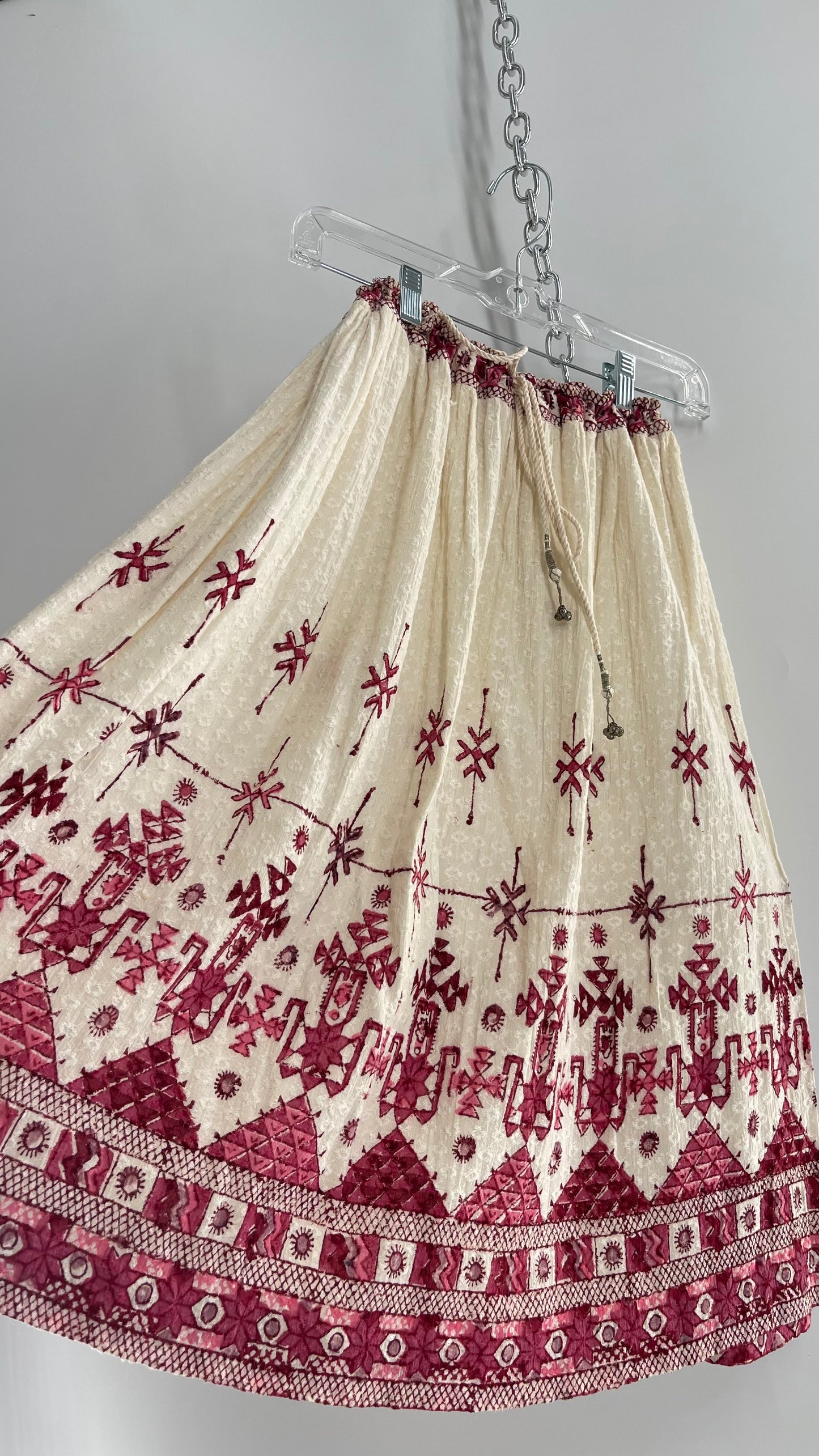 Vintage 1970s Peacock Off White Embroidered Skirt with Pink/Fuchsia Detailing (Small)