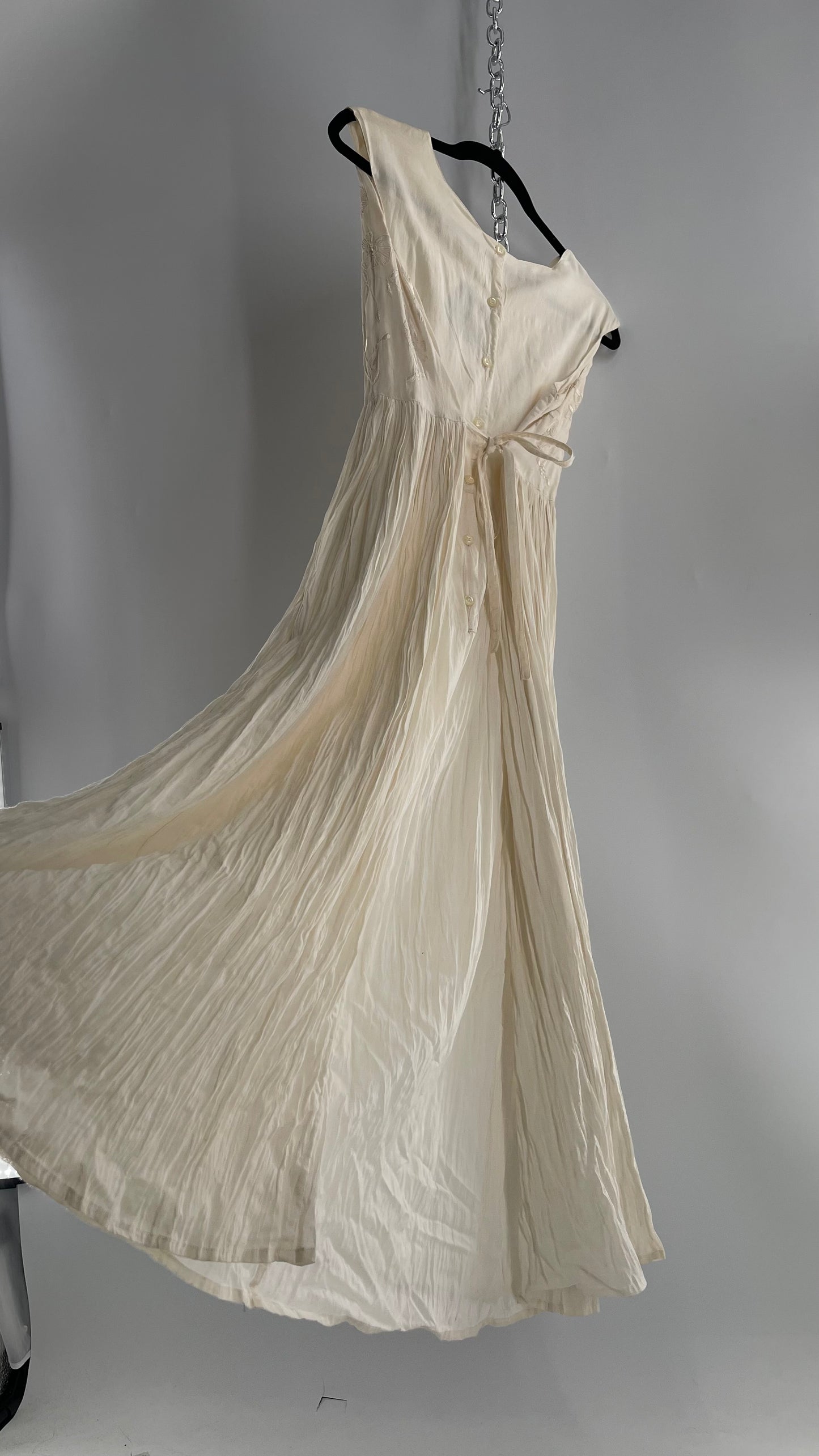 Vintage Made in India 1960s/1970s 95% Cotton Off White Karavan Gown with Crimped Body and Embroidered Bust (Large)