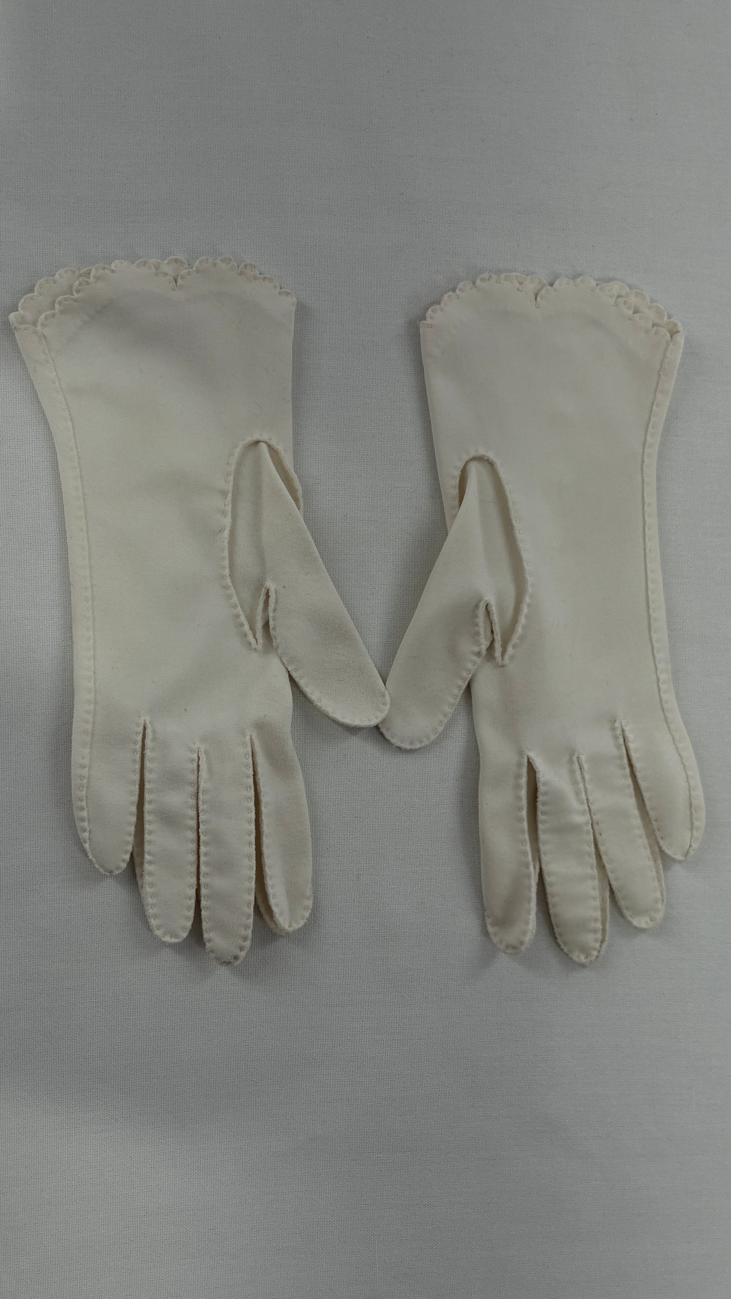 Vintage 1940s Handmade Off White Short Gloves with Scalloped Wrist