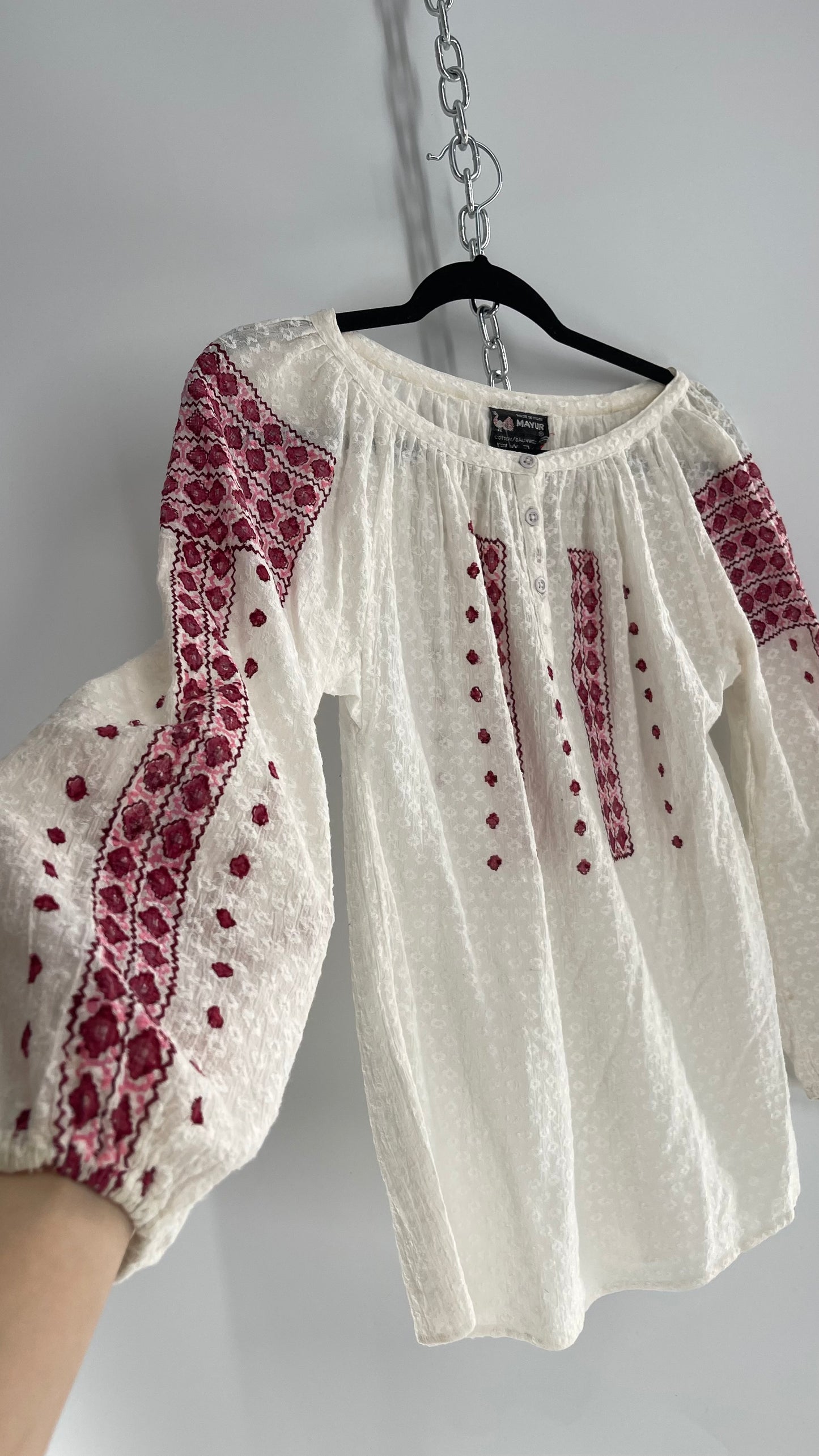 Vintage 1970s Made in India Cotton /Baumwolle Blouse with Fuchsia Embroidered Sleeves and Bust (Medium)