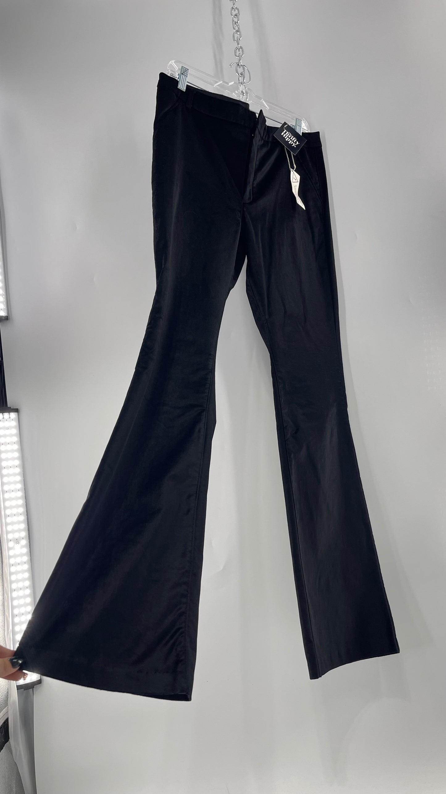 BLANK NYC Black Velvet Kick Flares (31) tá