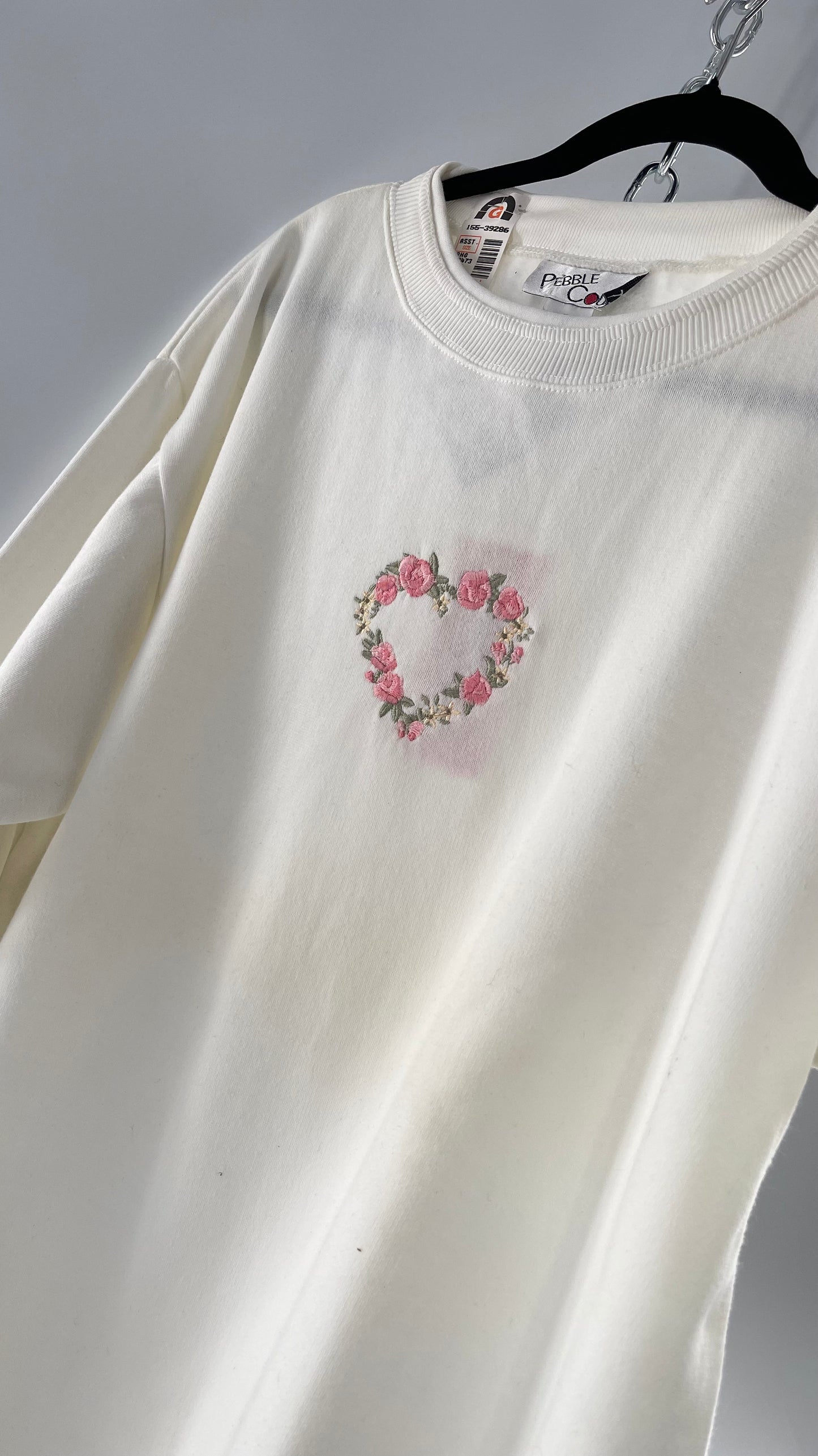 Deadstock 1990s Vintage Pebble Court Pink Rose Embroidered Heart Ivory Crewneck (Large)