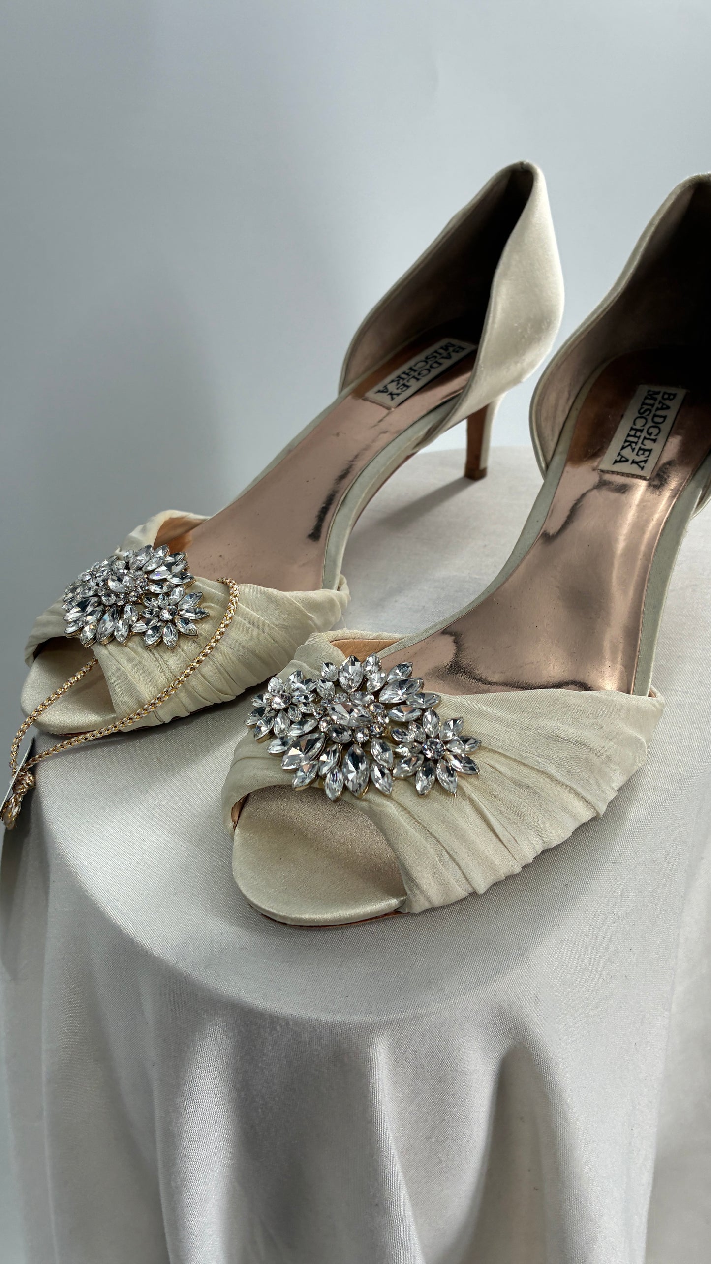 Badgley Mischka Ivory Satin Peep Toe Kitten Heel with Crystal Broche (8)