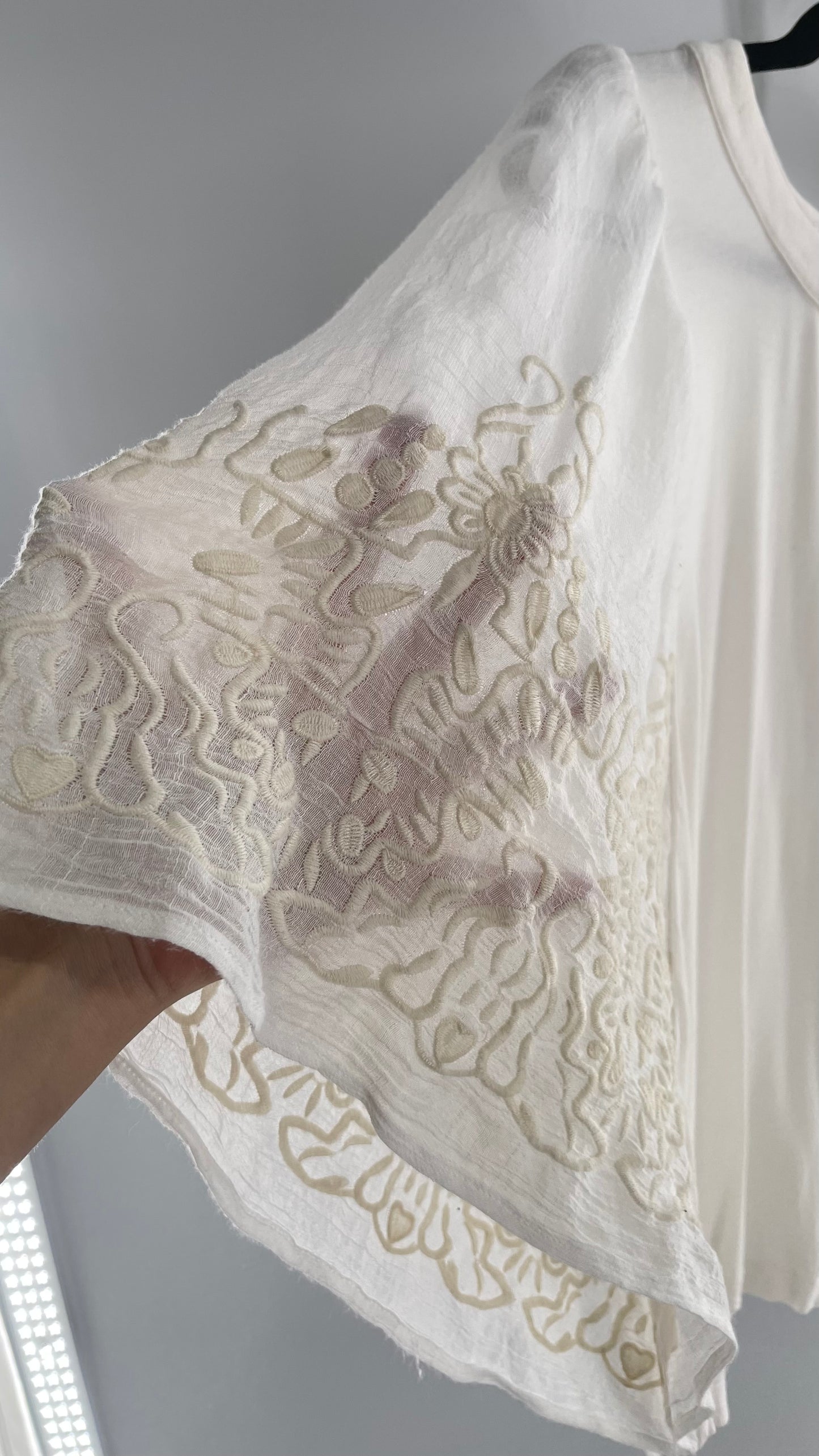 Anthropologie Eri + Ali White Embroidered Bat Wing Blouse (Medium)