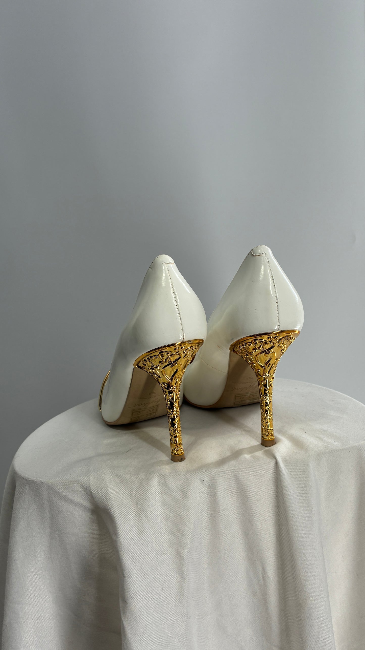 Vintage BABY PHAT White Pointed Toe Heel with Logo Buckle, and Gold Cat Engraved Heel (7.5)