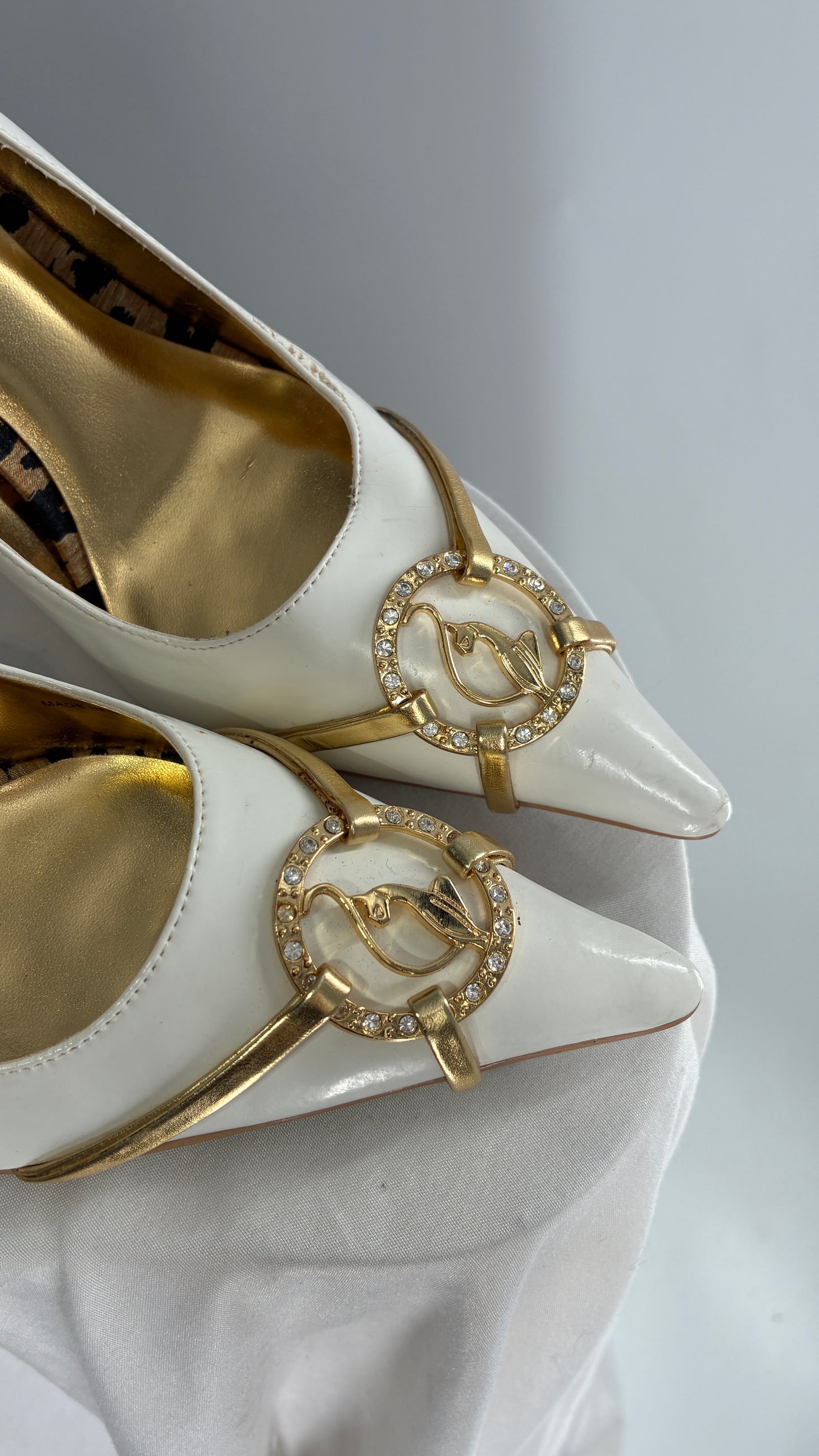 Vintage BABY PHAT White Pointed Toe Heel with Logo Buckle, and Gold Cat Engraved Heel (7.5)