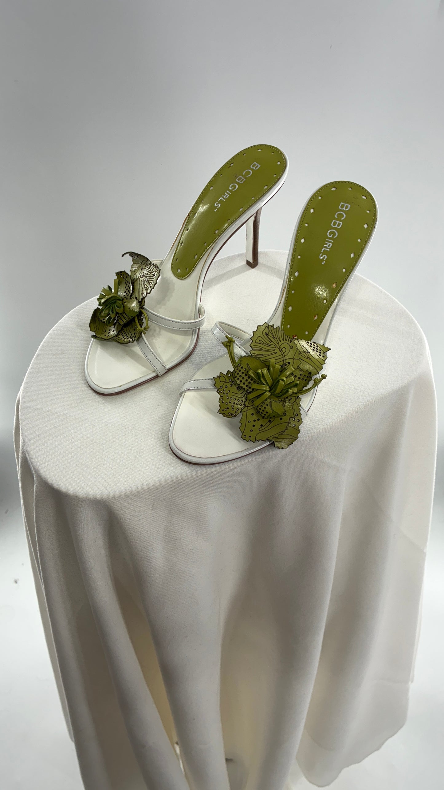 Vintage 1990s BCBGirls Floral Hibiscus Kitten Heel (5.5)