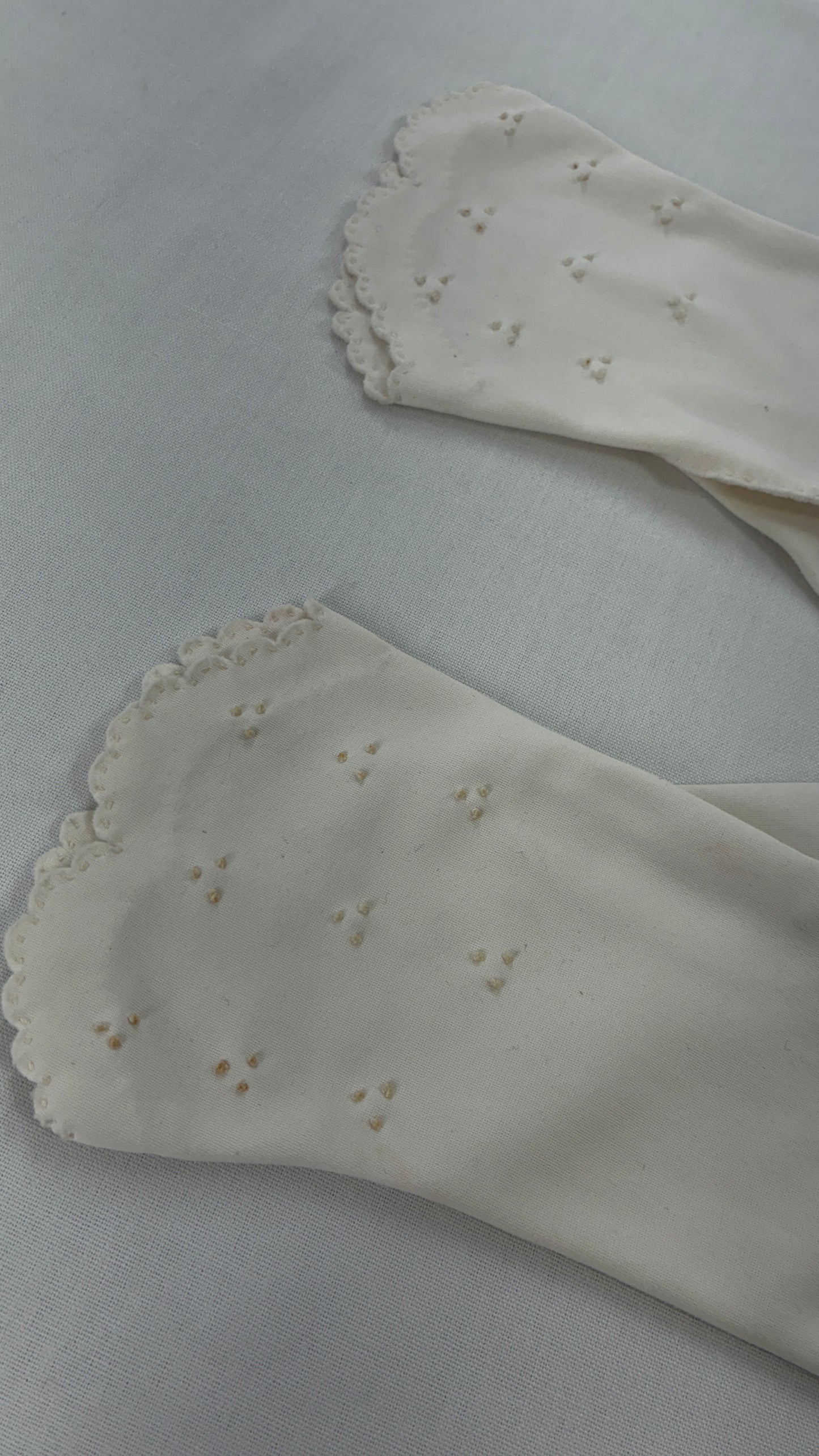 Vintage 1940s Handmade Off White Short Gloves with Scalloped Wrist