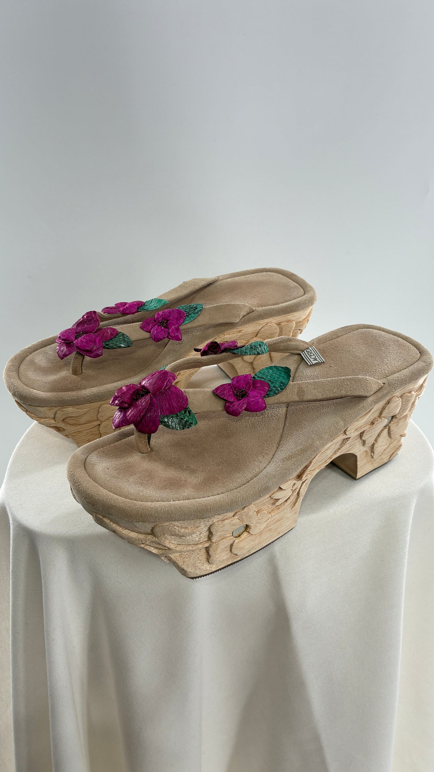 RARE Vintage VALERIA LACERDA Wooden Platform Sandal with Engraved Florals, Fuchsia Flowers and Mirror Details (7)
