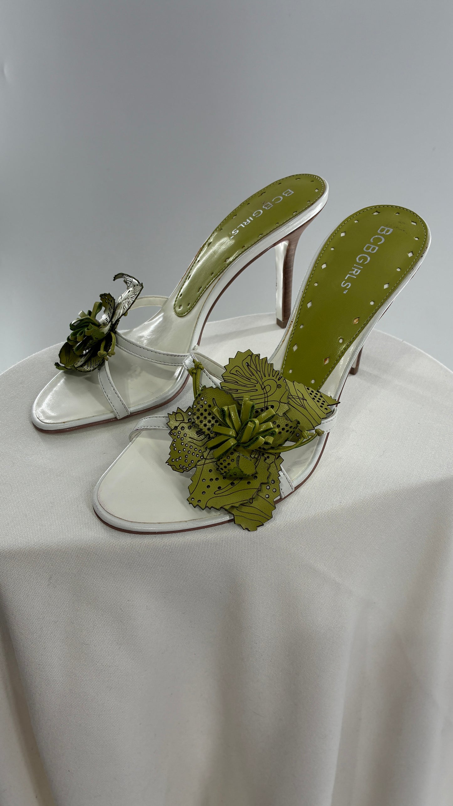 Vintage 1990s BCBGirls Floral Hibiscus Kitten Heel (5.5)