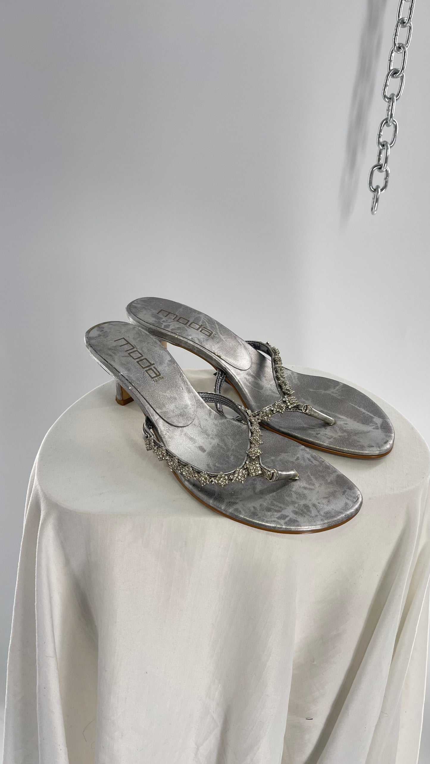 Vintage MODASPANA Silver Metallic Kitten Heel Thong Sandal with Rhinestone Embellishments (8.5)