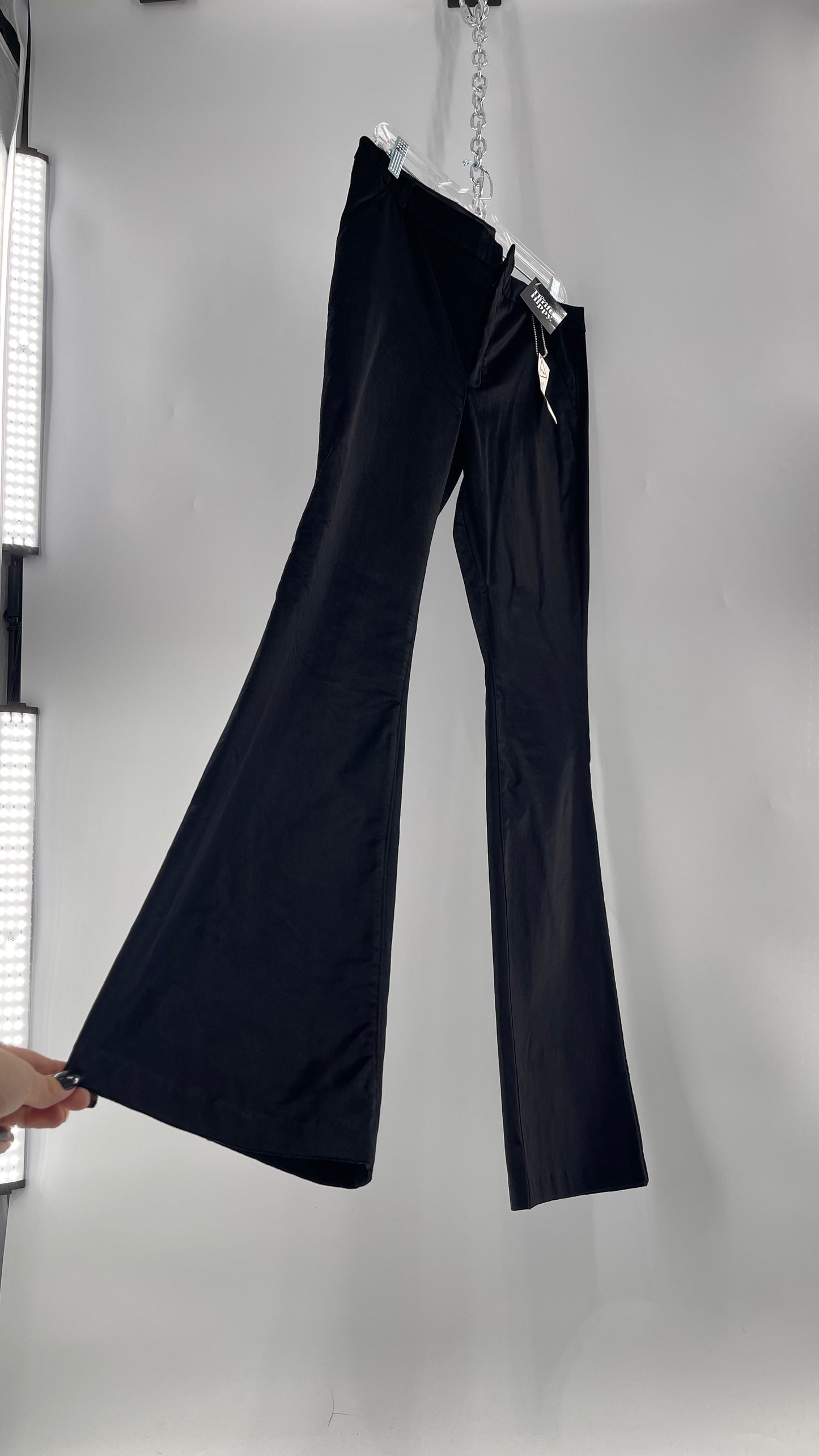 BLANK NYC Black Velvet Kick Flares (31) tá