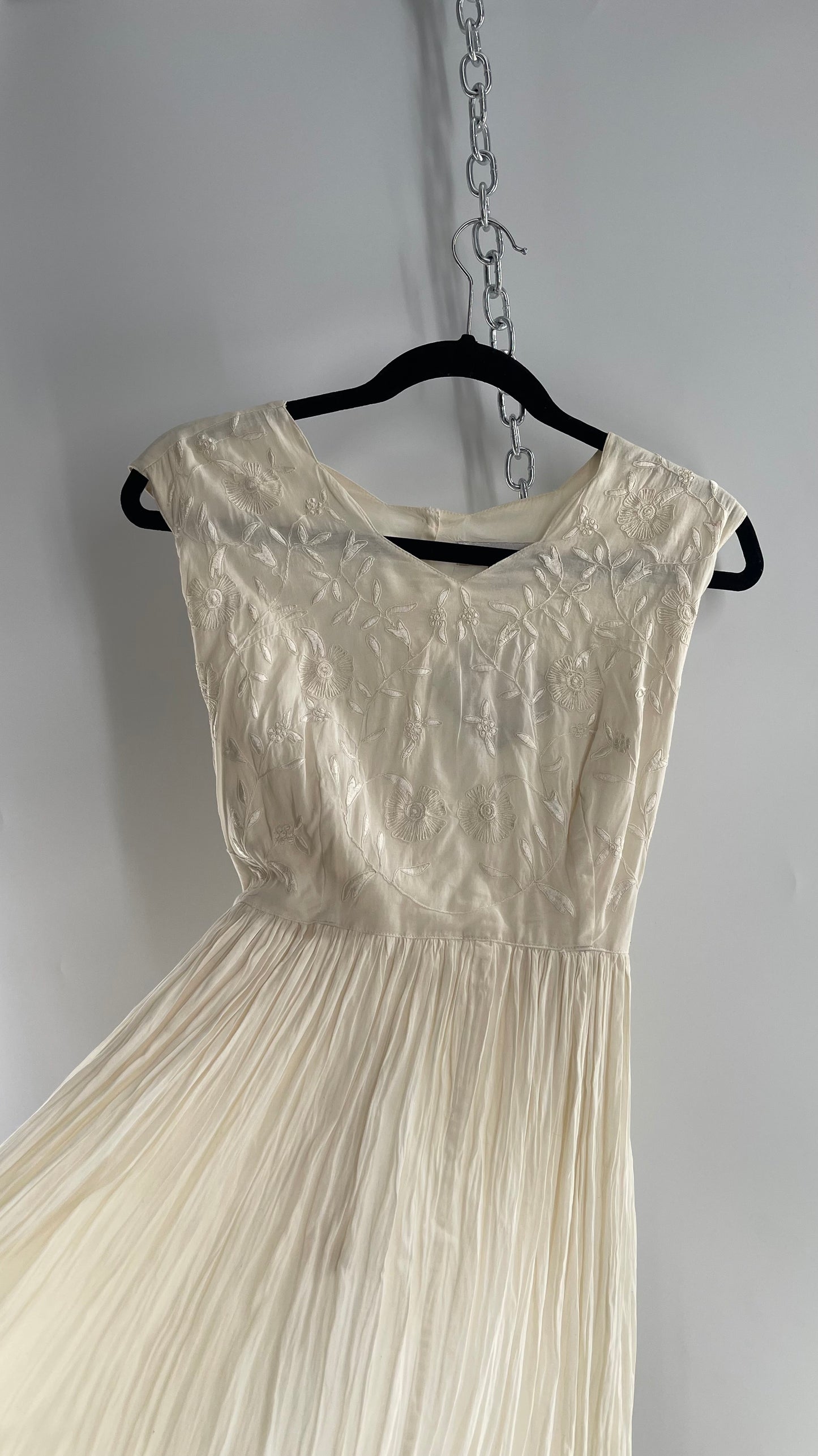 Vintage Made in India 1960s/1970s 95% Cotton Off White Karavan Gown with Crimped Body and Embroidered Bust (Large)