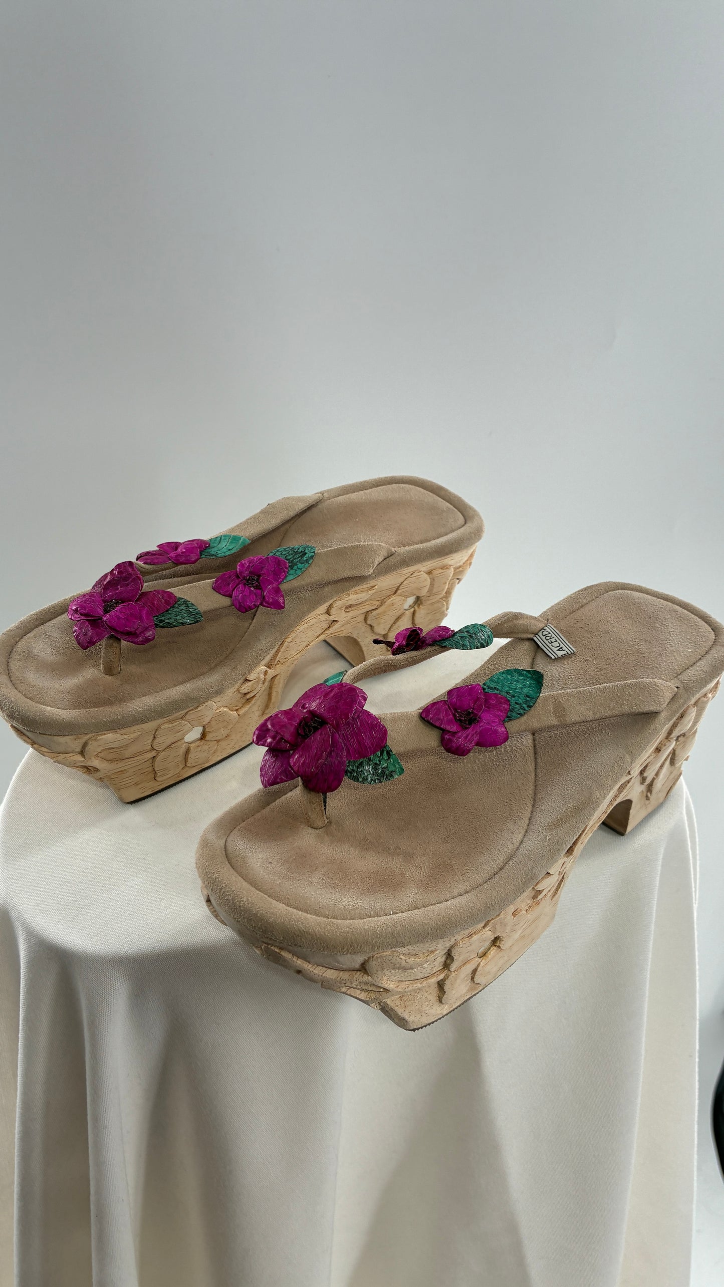 RARE Vintage VALERIA LACERDA Wooden Platform Sandal with Engraved Florals, Fuchsia Flowers and Mirror Details (7)