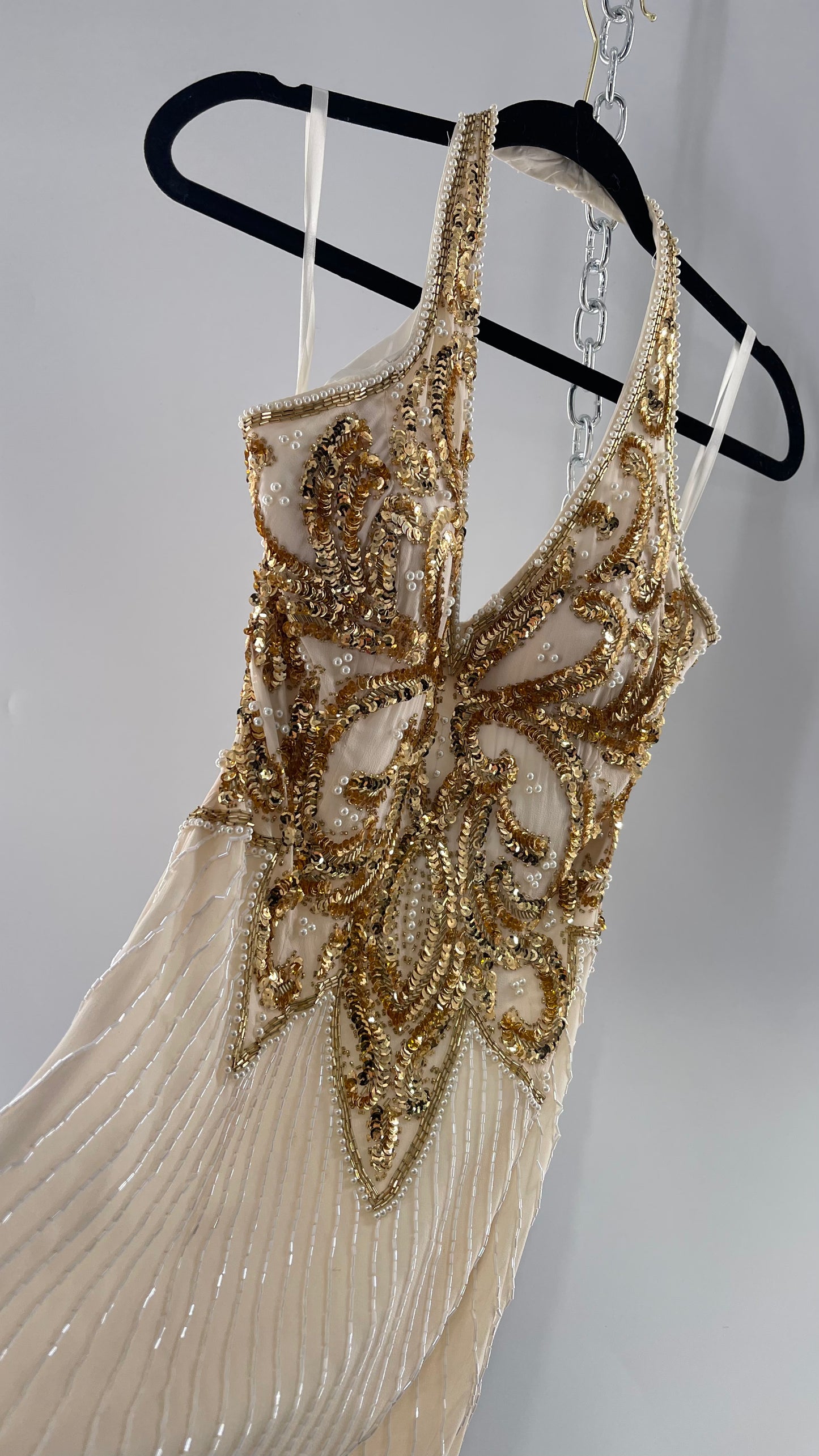 Cache Beaded Old Hollywood Glam White Beaded BodyCon Mini Dress with Halter Neckline and Bedazzled Gold Sequin Bust (4)