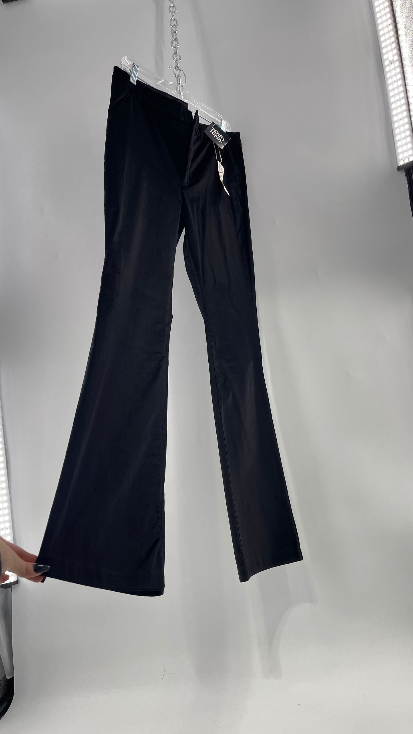 BLANK NYC Black Velvet Kick Flares (31) tá