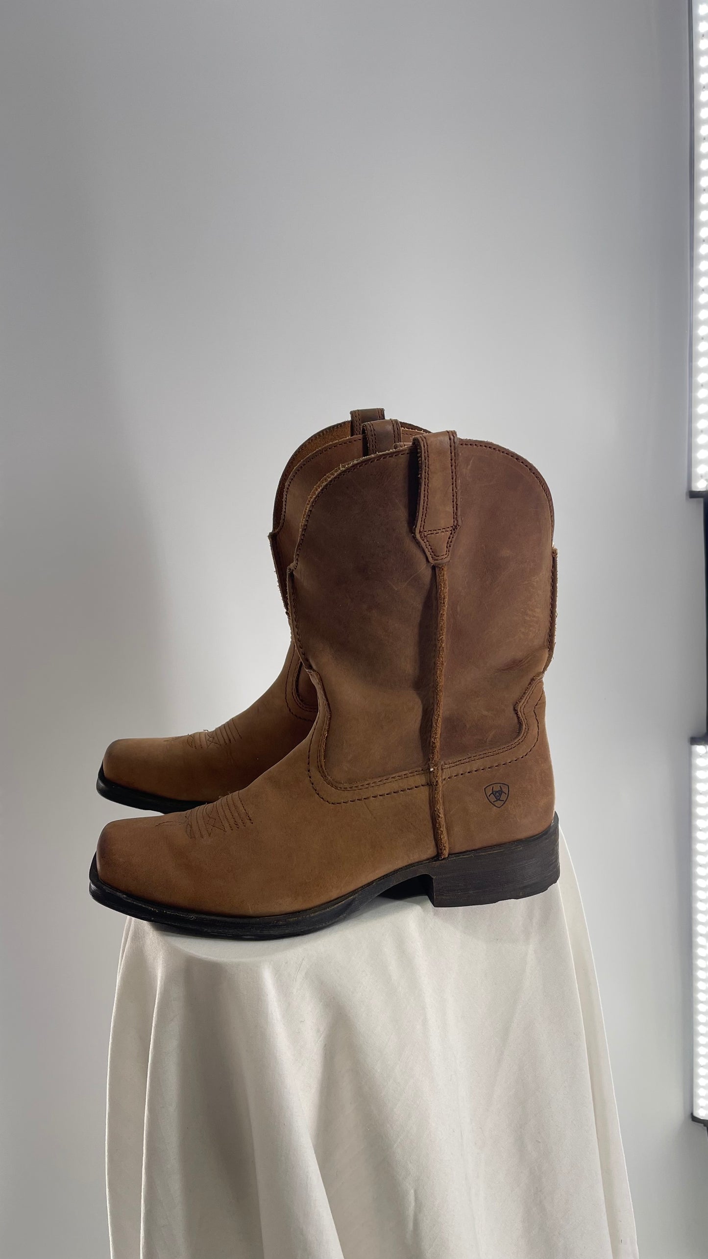 ARIAT Light Brown Square Toe Thick Leather Cowboy Boots (9.5)